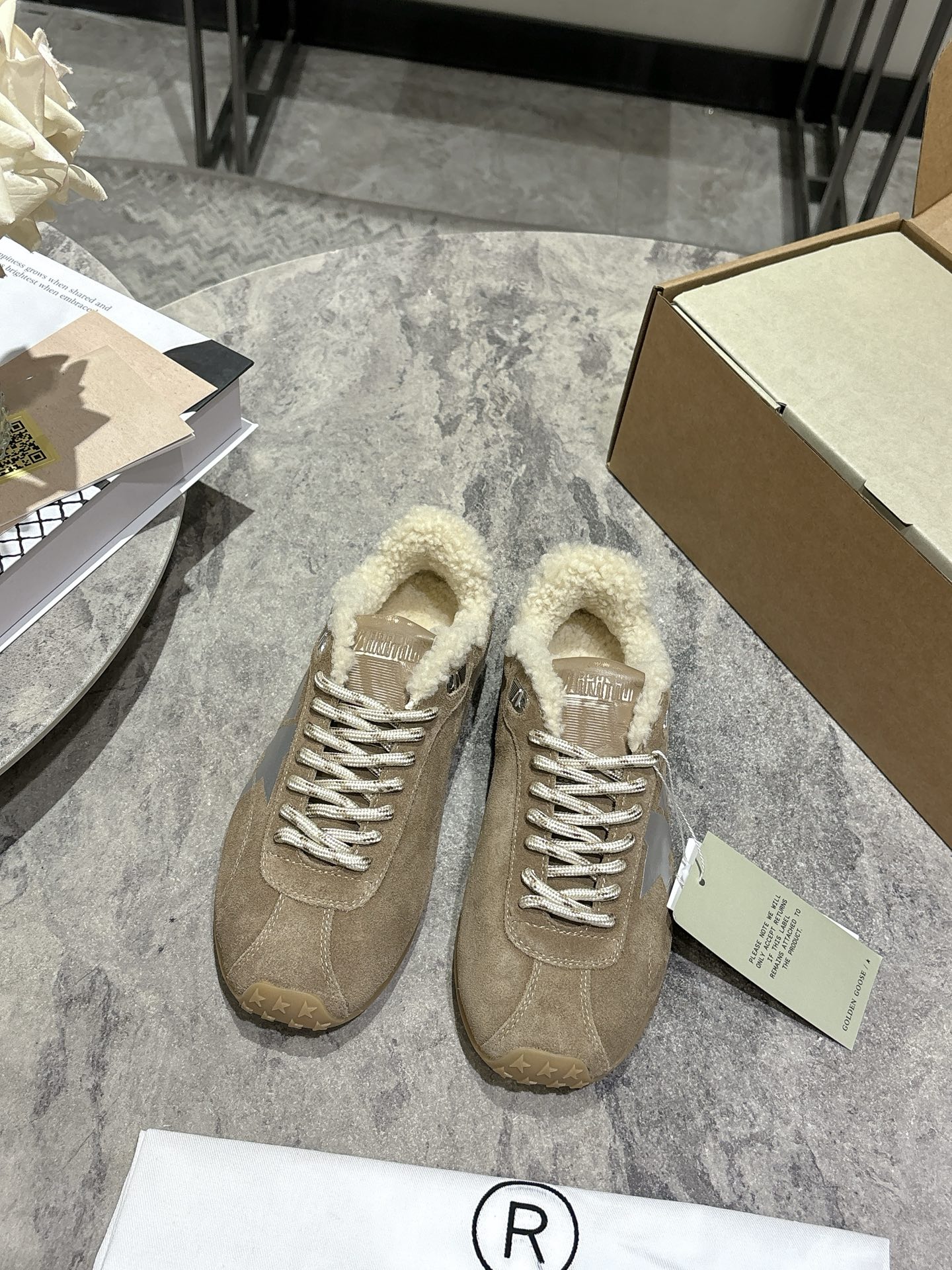 NO:592652,Maoli, GGDB Golden Goos 25ss dirty shoes, moral training shoes, ggdb classic couple's dirty shoes, popular white shoes, and all kinds of dirty shoes!  Celebrity private server foot demonstration × It’s so versatile!  You no longer have to worry about washing your shoes!  The upper is made of original custom-made cowhide (the essence of distressing) and the lining is made of wool. The original molded 3.5cm inner latex insole is irregularly hand-polished and distressed. Even the soles are polished and distressed. Size35-39 40-44 (40 for women and 45 for men, custom-made and non-returnable), casual shoes/sports shoes, sneakers, cowhide19860909毛里, GGDB Golden Goos 25ss 小脏鞋 德训鞋毛毛鞋 ggdb经典情侣款小脏鞋 火红程度上怼小白鞋,下踩各类小脏鞋！ 明星私服上脚示范 ×就是这么百搭 ！再也不用担心洗鞋的问题啦！ 鞋面原版定制牛皮（做旧精髓所在）内里羊毛垫脚,原版开模3.5cm内乳胶鞋垫 不规则手工打磨做破鞋面,就连鞋底也是打磨做旧的 Size35-39 40-44（女40 男45订做不退换）,休闲鞋/运动鞋,sneakers,cowhide,Women's Shoes