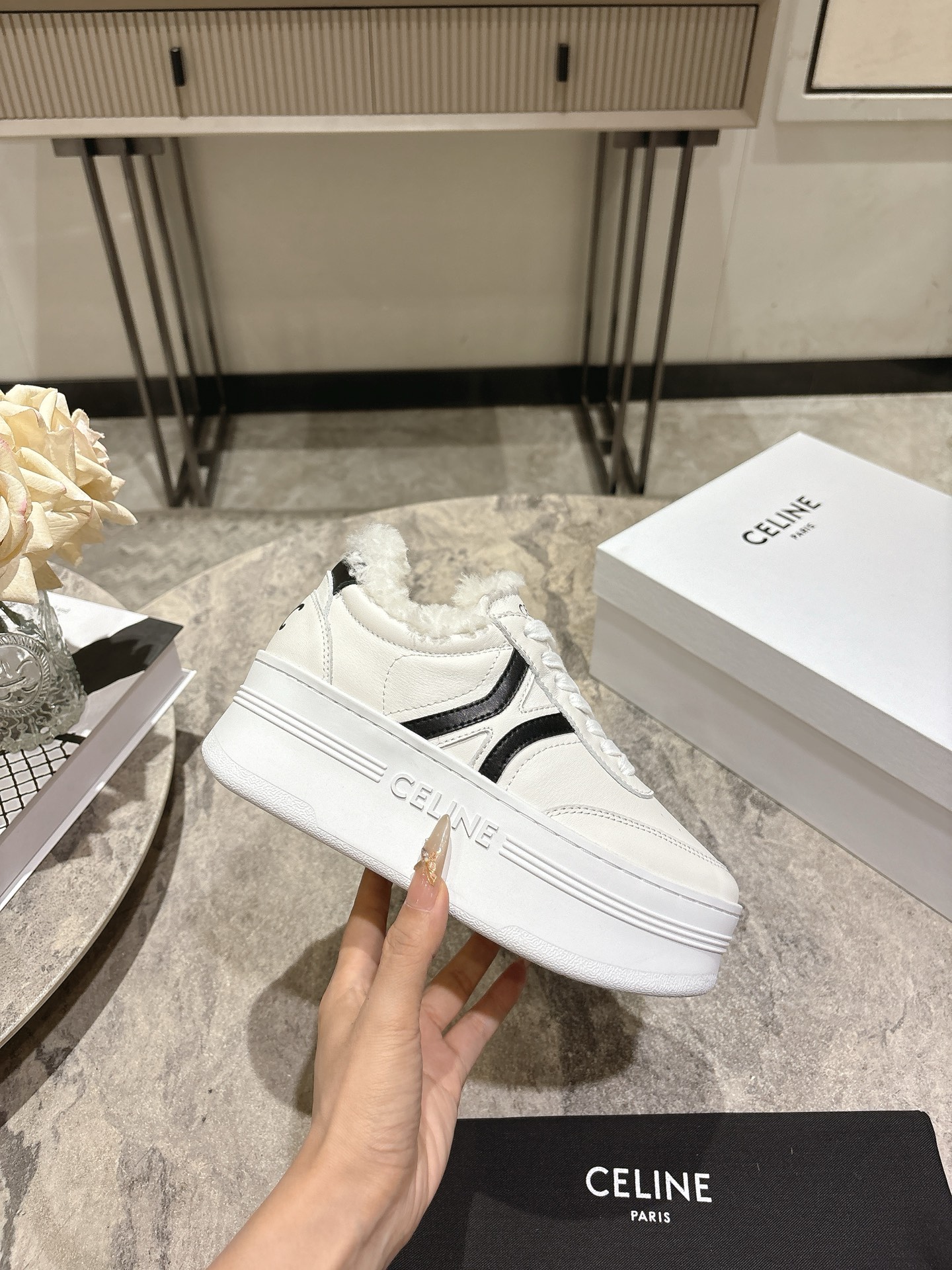 NO:592635,CELINE thick-soled furry white shoes in autumn and winter, light luxury style white furry shoes, simple and comfortable, clean and neat, heightening and slimming the legs, whether worn alone or paired with wide-leg pants, high street and retro together to make a CELINE girl. Upper layer of cowhide, lining with real wool, outsole original size 11, size 35-39 (40.41 custom-made), casual shoes/sports shoes, celine, sneakers, cowhide19860909CELINE思琳秋冬厚底毛毛小白鞋轻奢风格的小白鞋毛毛鞋、简单舒服,干净利落,增高显腿细,无论是单穿还是搭配阔腿裤,高街又复古一起来做CELINE女孩 鞋面头层牛皮 内里真羊毛 大底原版11 码数35-39(40.41定做),休闲鞋/运动鞋,celine,sneakers,cowhide,Women's Shoes