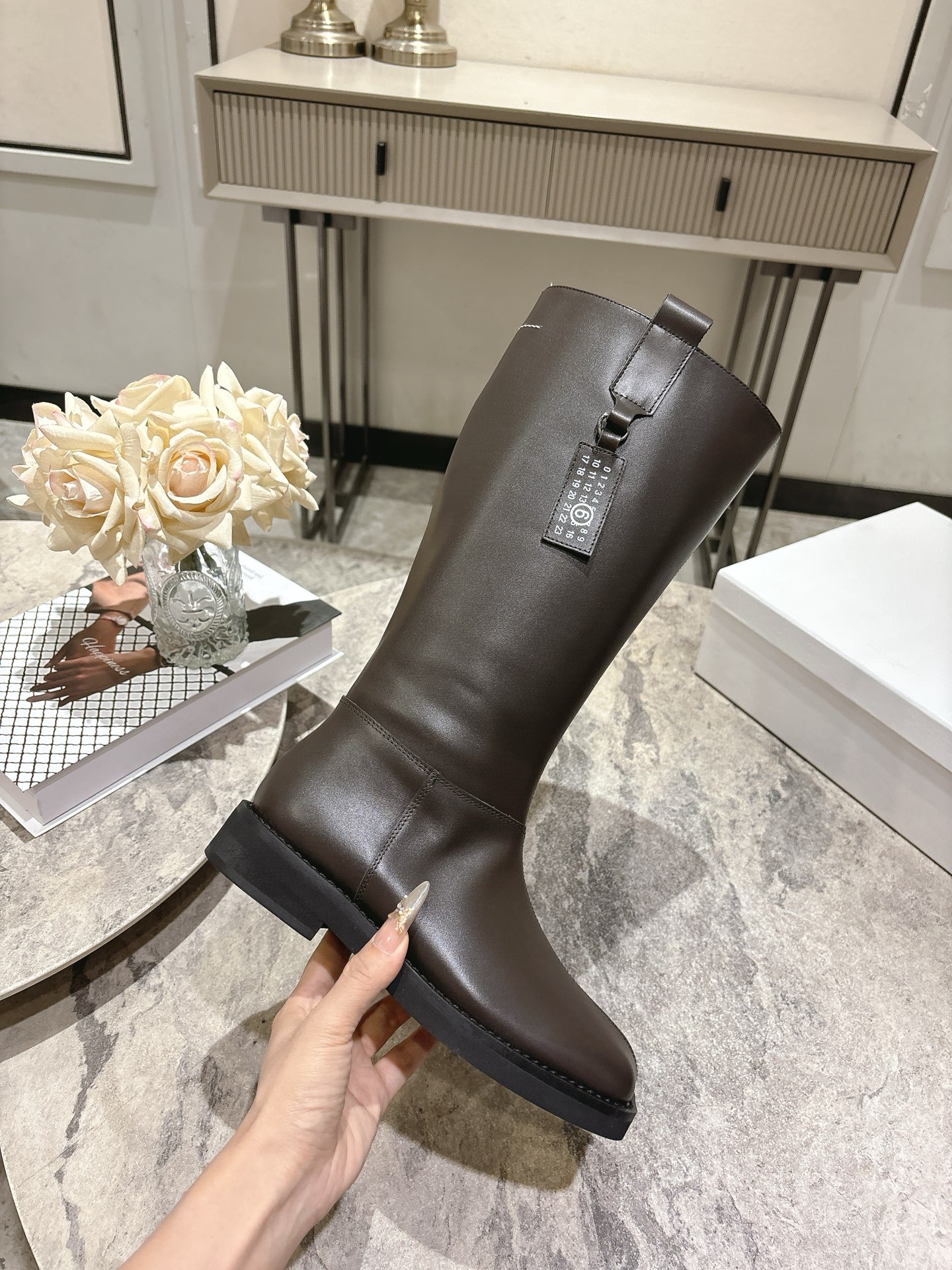 NO:592641,Maison Margiela Maison Margiela 25ss new autumn and winter style Apple square toe zipper boots no more than the knee MM6 tabi apple toe shoes and boots The original shoe last is very generous and can be easily matched with various styles The good news for short legs The upper body instantly becomes longer legs The brand nameplate embellishment makes the boots instantly sublimated  Outsole original customized foam combination outsole Size35-39 (40 customization is non-returnable and non-exchangeable), boots, masion margiela, boots, cowhide19860909Maison Margiela 玛吉拉 25ss秋冬新款 苹果方头 拉链长靴不过膝 MM6家tabi苹果头鞋靴 原版套楦鞋型很大方 搭配各种风格都轻松驾驭 小短腿的福音 上身瞬间秒变大长腿 品牌铭牌点缀 让靴子层次瞬间升华 上脚不被常规所拘束,随心所欲做自己～上脚炒鸡柔软舒适 鞋面采用原版进口牛皮 内里垫脚牛皮 大底原版定制发泡组合大底 Size35-39（40定制不退不换）,靴子,masion margiela,boots,cowhide,Women's Shoes