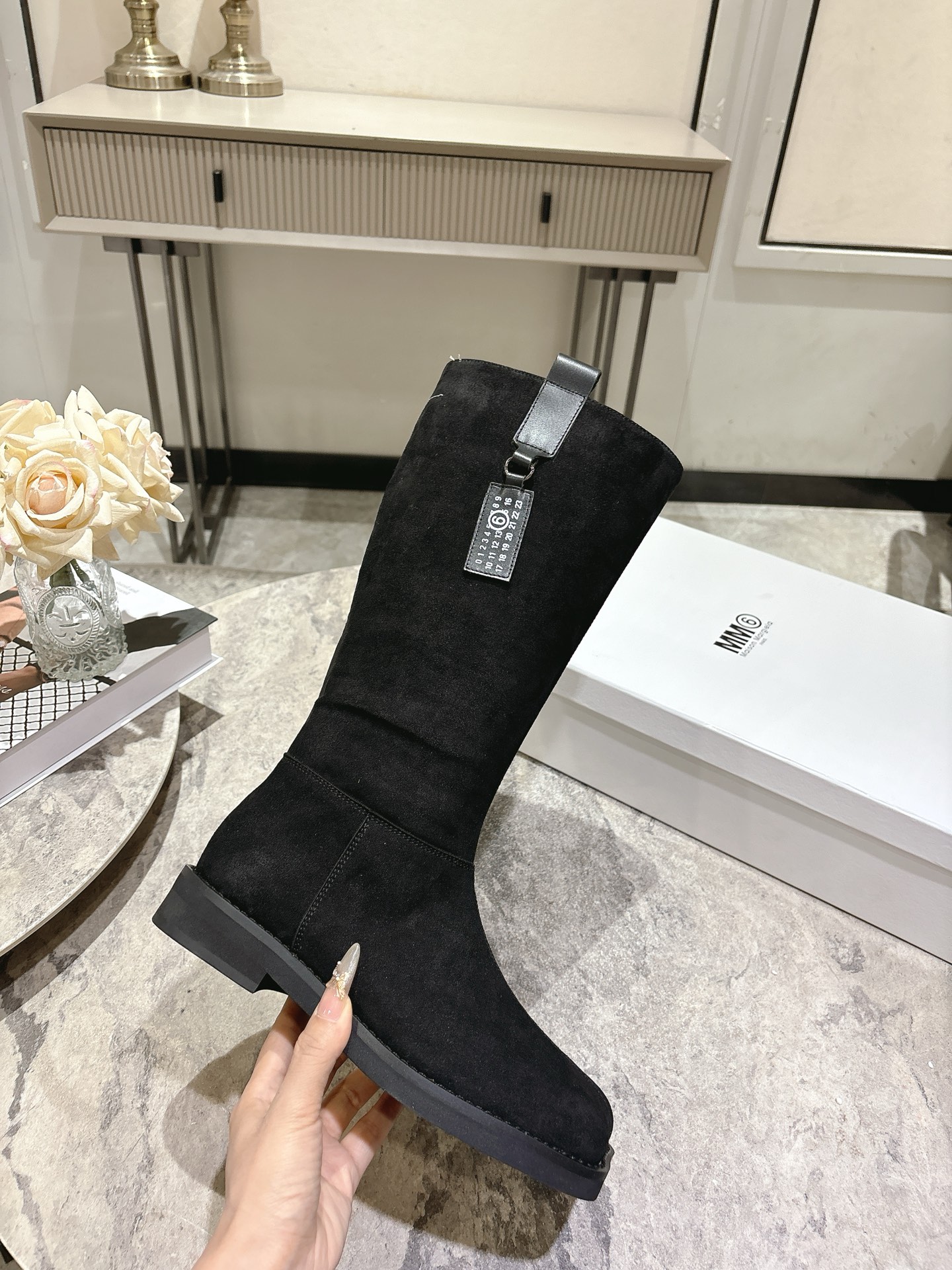 NO:592643,Maison Margiela 25ss new autumn and winter style Apple square toe zipper boots no more than the knee MM6 tabi apple toe shoes and boots The original lasted shoes are very generous and can be easily matched with various styles The good news for short legs The upper body instantly becomes longer legs The brand nameplate embellishment makes the boots instantly sublimated  Outsole original customized foam combination outsole Size35-39 (40 customization is non-returnable and non-exchangeable), boots, masion margiela, boots, cowhide19860909Maison Margiela 玛吉拉 25ss秋冬新款 苹果方头 拉链长靴不过膝 MM6家tabi苹果头鞋靴 原版套楦鞋型很大方 搭配各种风格都轻松驾驭 小短腿的福音 上身瞬间秒变大长腿 品牌铭牌点缀 让靴子层次瞬间升华 上脚不被常规所拘束,随心所欲做自己～上脚炒鸡柔软舒适 鞋面采用原版进口牛反绒 内里垫脚牛皮 大底原版定制发泡组合大底 Size35-39（40定制不退不换）,靴子,masion margiela,boots,cowhide,Women's Shoes