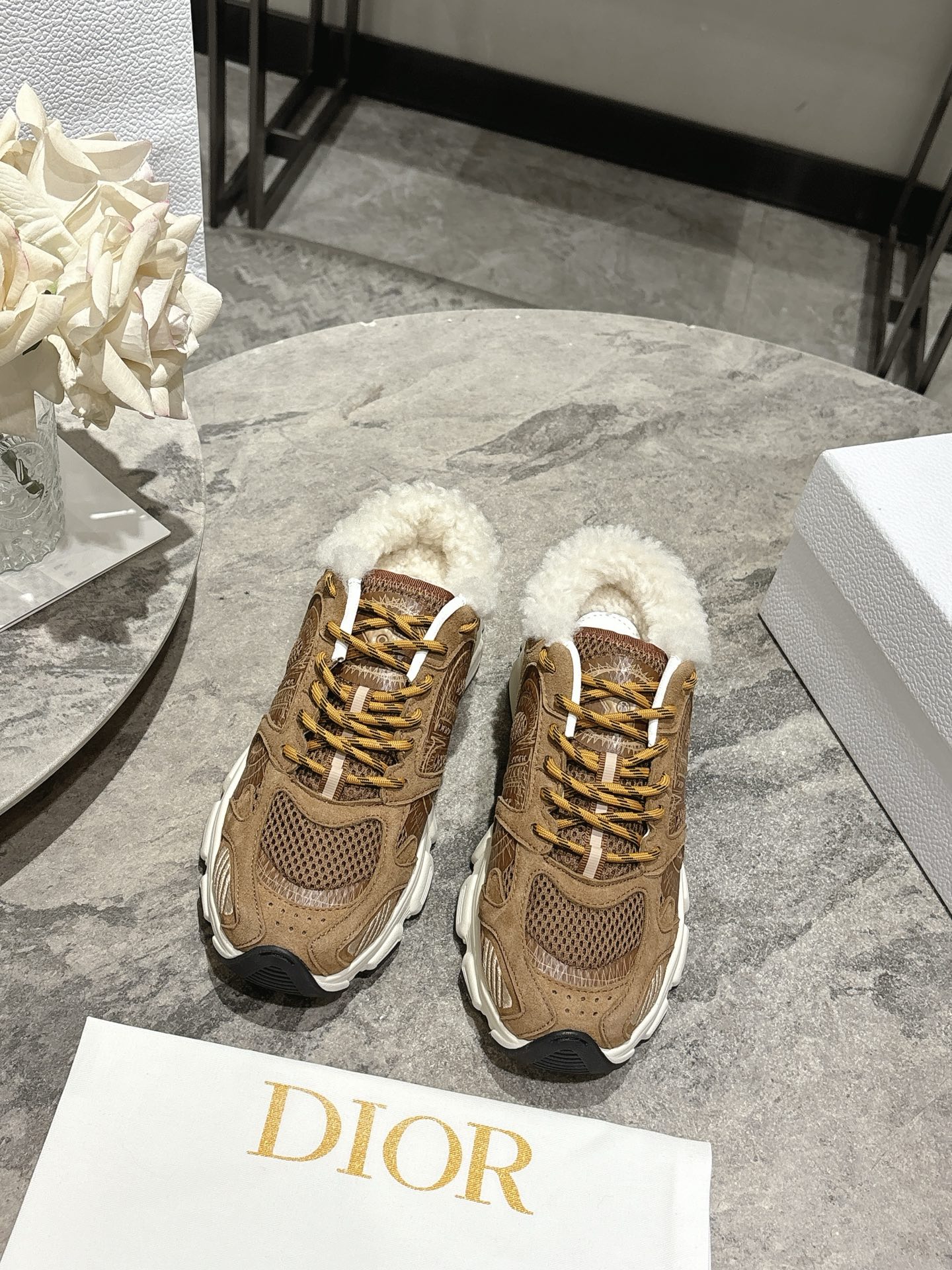 NO:592602,The latest popular model, the main popular product of 2025, is the newly released Dior Dior Chrono new casual sports shoes, running shoes, dad shoes and half-flops. It’s really cool and full of futuristic feeling! It’s really cool!  Once again interpreting Dior's concept of cool fashion, the lucky star will bless you with good luck. The new EVA sole is super light and super soft! A perfect replica of the original!  The wool is fully matched to the material of the mold!  !  35-39 (customized at 40.41), half-shoes, dior, dior, sneakers19860909最新爆款 明星款2025主推爆品 全新发售的迪奥 Dior Chrono 新款休闲运动鞋跑鞋老爹鞋半拖 真的酷毙了,未来感十足!真的好飒！再次演绎了迪奥酷时尚的理念,幸运星为你加持好运,全新的EVA鞋底超轻超软!原版完美复刻！羊毛里 全对版材质 模具！！35-39(40.41定做),半拖毛毛鞋,dior,dior,sneakers,Women's Shoes