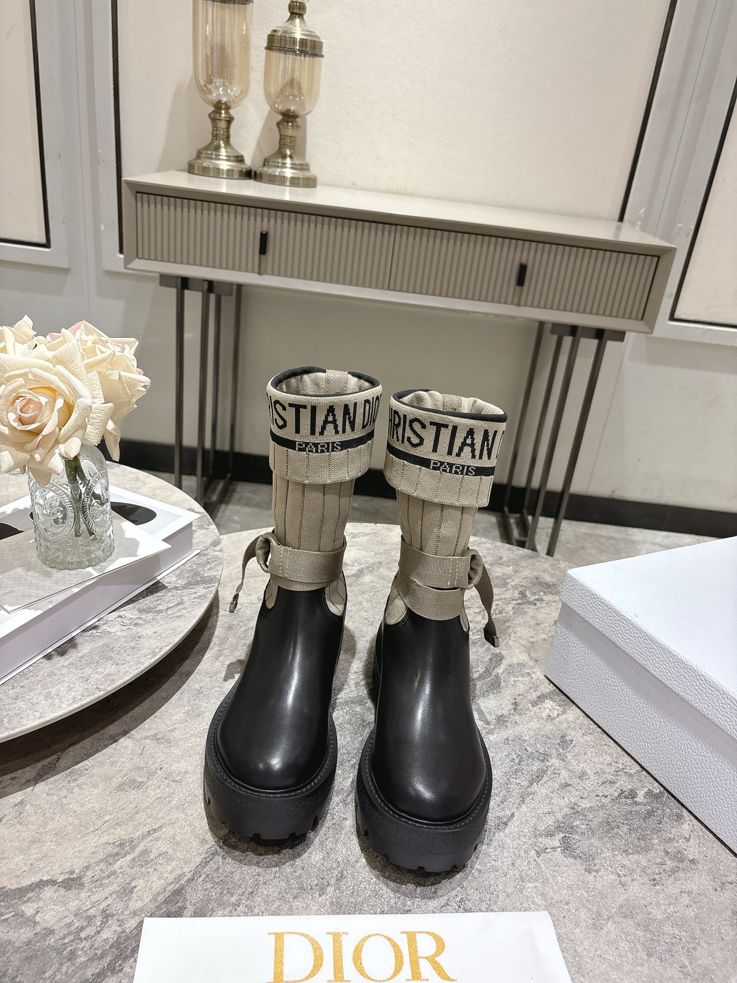 NO:592645,The highest version of Dior CD 25 autumn and winter boots retro work boots. Good to wear, good-looking and handsome. Material upper imported cowhide fabric, knitted boot shaft. Water-dyed cowhide feet. Original open mold TPU outsole. Heel height: 3CM. Size: 35-39 (40.41 order), boots, dior, dior, boots, cowhide.19860909最高版本 Dior 迪奥CD 25秋冬靴复古工装靴 好穿好看又帅气 材质鞋面进口牛皮面料,针织靴筒 水染牛皮垫脚 原版开模TPU大底 跟高:3CM 码数:35-39(40.41订),靴子,dior,dior,boots,cowhide,Women's Shoes