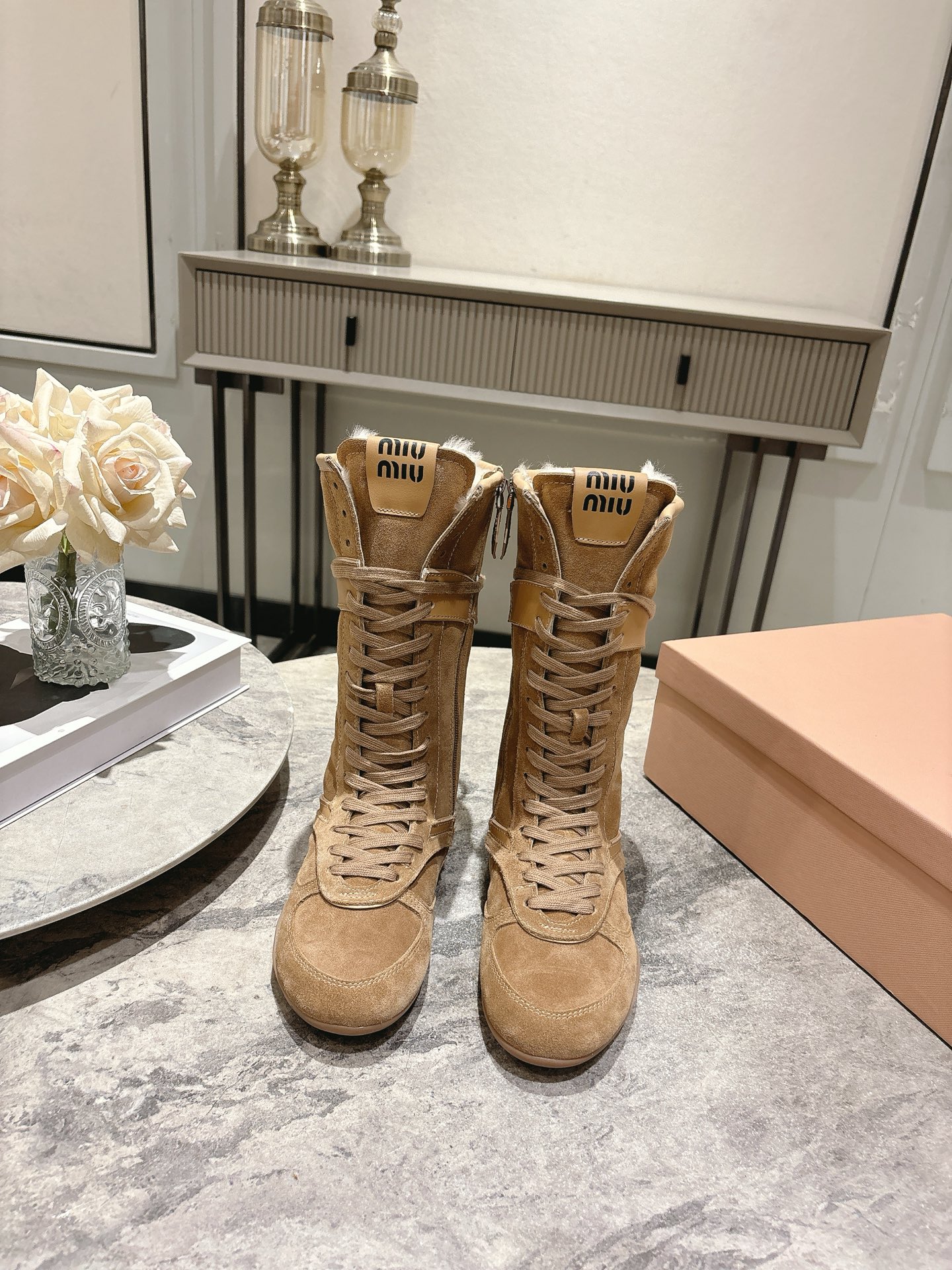 NO:592622,Miu Miu 25ss new autumn and winter catwalk MiuMiu moral training casual wool boots Show craftsmanship from Miu Miu series details close-up New season trend element 1 Collide with the beloved concept at the moment to convey modern style~ Looks good no matter how you wear it This summer's fashionista's favorite does not look very comfortable and is super comfortable on the feet The fabric is imported cow suede Lining wool lining Outsole Original sole  Size female 35-39 (40 custom made, non-refundable), boots, miumiu, boots19860909Miu Miu 25ss 秋冬新款走秀MiuMiu 德训 休闲羊毛靴 秀场工艺来自Miu Miu系列的细节特写 新季的潮流要素一 与此刻挚爱的概念,多元对撞,传达现代风格~ 怎么穿都好看今夏时髦精最爱 看起来不怎么舒服 上脚超级舒服 面料进口牛反绒 内里羊毛内里 大底原版鞋底 Size女35-39（40订做不退换）,靴子,miumiu,boots,Women's Shoes