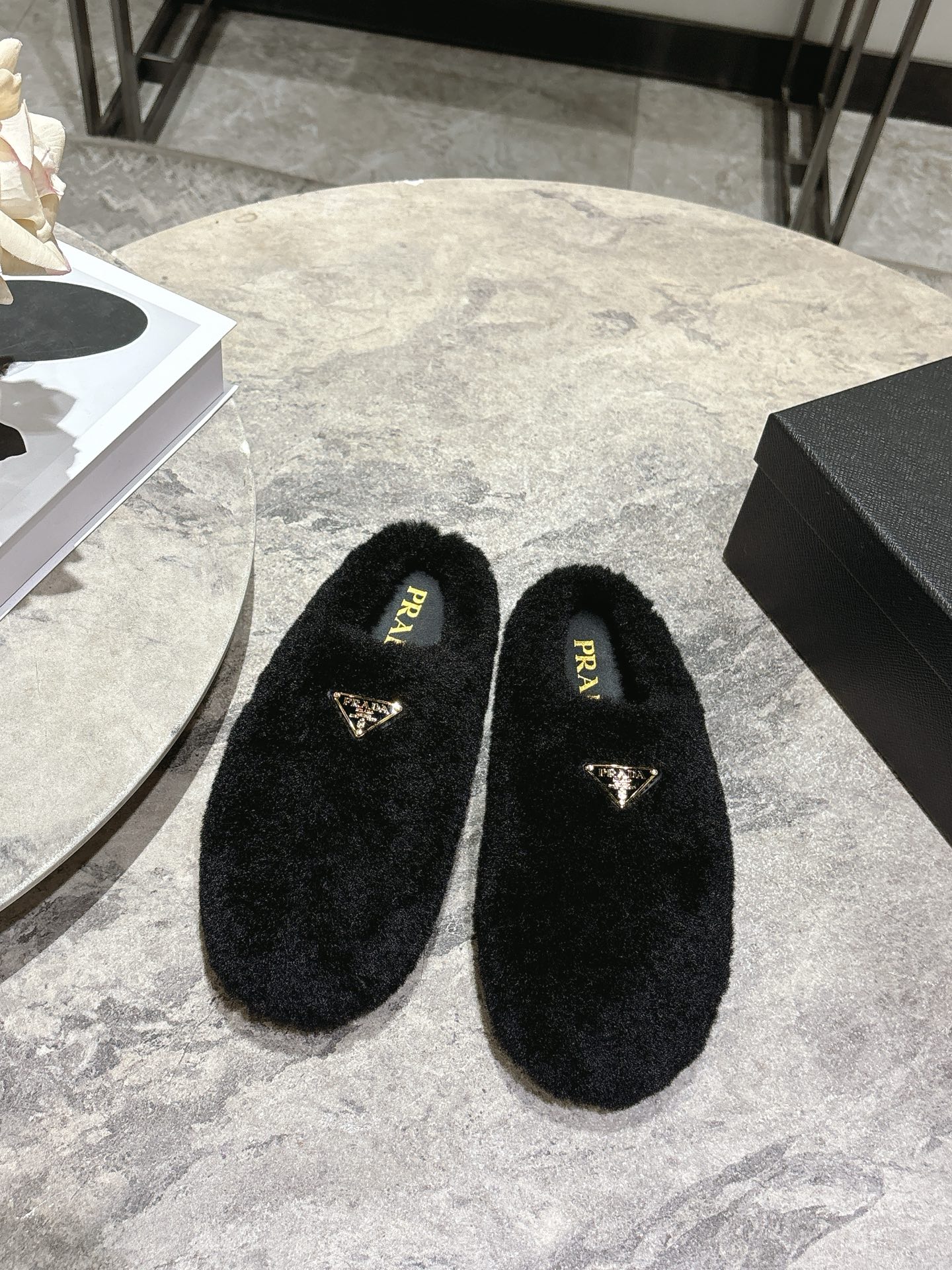 NO:592636,PARDA# Prada's new autumn and winter style △ triangular logo Birkenstocks, lazy slip-on fur shoes and half-flop, high-quality wool, sheep pattern lining feet, original hardware, TPU original molded outsole, Size 35-39 (40/41 customized, non-returnable), half-flop fur shoes, prada19860909PARDA# 普拉达秋冬新款△三角标勃肯鞋 懒人一脚蹬毛鞋半拖 高级羊毛值毛 绵羊纹内里垫脚 原版五金 TPU原版开模大底 Size35-39（40/41定做不退换）,半拖毛毛鞋,prada,Women's Shoes