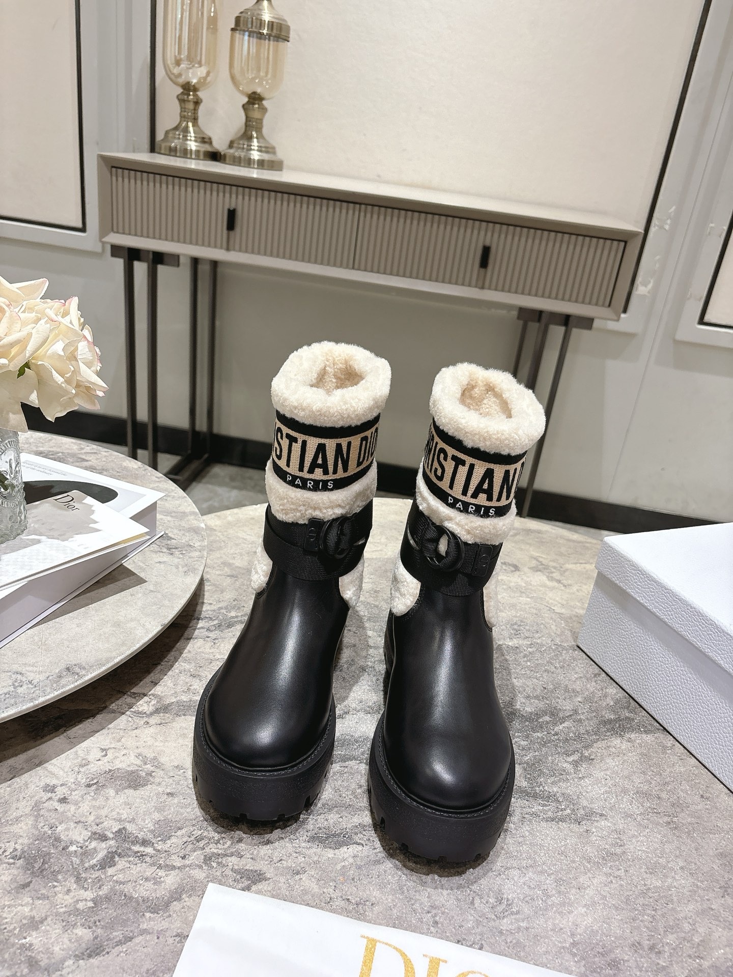 NO:592599,Same price as leather lining/wool lining, the highest version of Dior CD 25 autumn and winter wool short boots, retro work boots, easy to wear, good-looking and handsome. Material: imported cowhide leather upper, wool lining/water-dyed cowhide lining, original open-molded TPU outsole, heel height: 3CM, yardage: 35-39 (ordered at 40.41) [wool style inside, leather lining style]  Please specify when ordering】,boots,dior,dior,boots,cowhide19860909皮里/毛里同价 , 最高版本 Dior 迪奥CD 25秋冬羊毛短靴复古工装靴 好穿好看又帅气 材质鞋面进口牛皮面料, 羊毛里/水染牛皮内里 原版开模TPU大底 跟高:3CM 码数:35-39(40.41订)【内里有羊毛款 皮里款 报单请注明】,靴子,dior,dior,boots,cowhide,Women's Shoes