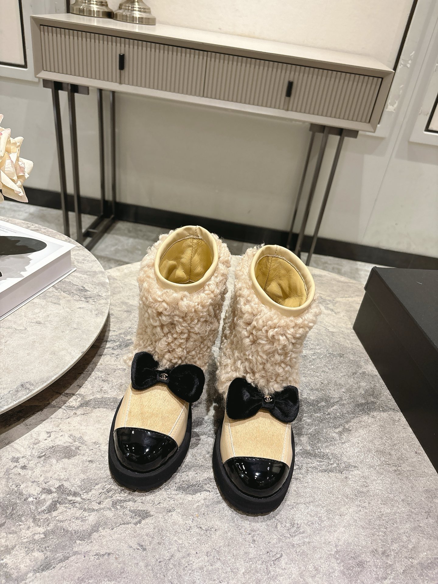 NO:592625,CHANEL Xiaoxiang 25 2025 new autumn and winter products, classic catwalk models in the counter, Xiaoxiang double C bow color-blocked fur boots are new in the series. The absolute best in the BS fashion circle. The matching will interpret the meticulous, minimalist and never-fading classic elements, showing a unique dressing style that is too beautiful to say. A must-have item for summer... The upper is highly customized with original lambskin spliced wool. The lining is imported silk sheepskin. The outsole is original molded and customized non-slip outsole.  Heel height 4.5cm Shoe size: 35-39 (40.41 customization is not returnable), boots, chanel, boots, sheepskin19860909CHANEL 小香 25 2025 秋冬新品 专柜经典走秀款 小香双C蝴蝶结拼色毛毛长靴 系列上新 BS时尚圈的绝绝子 搭配将演绎着细致 极简 永不褪去的经典元素 展现与众不同的穿搭风格美到无话可说 夏季必入款…… 鞋面高定制原版小羊皮拼接羊毛 内里进口丝绸羊皮里 大底原版开模定制防滑大底  跟高4.5cm 鞋码: 35-39（40.41定制不退换）,靴子,chanel,boots,sheepskin,Women's Shoes