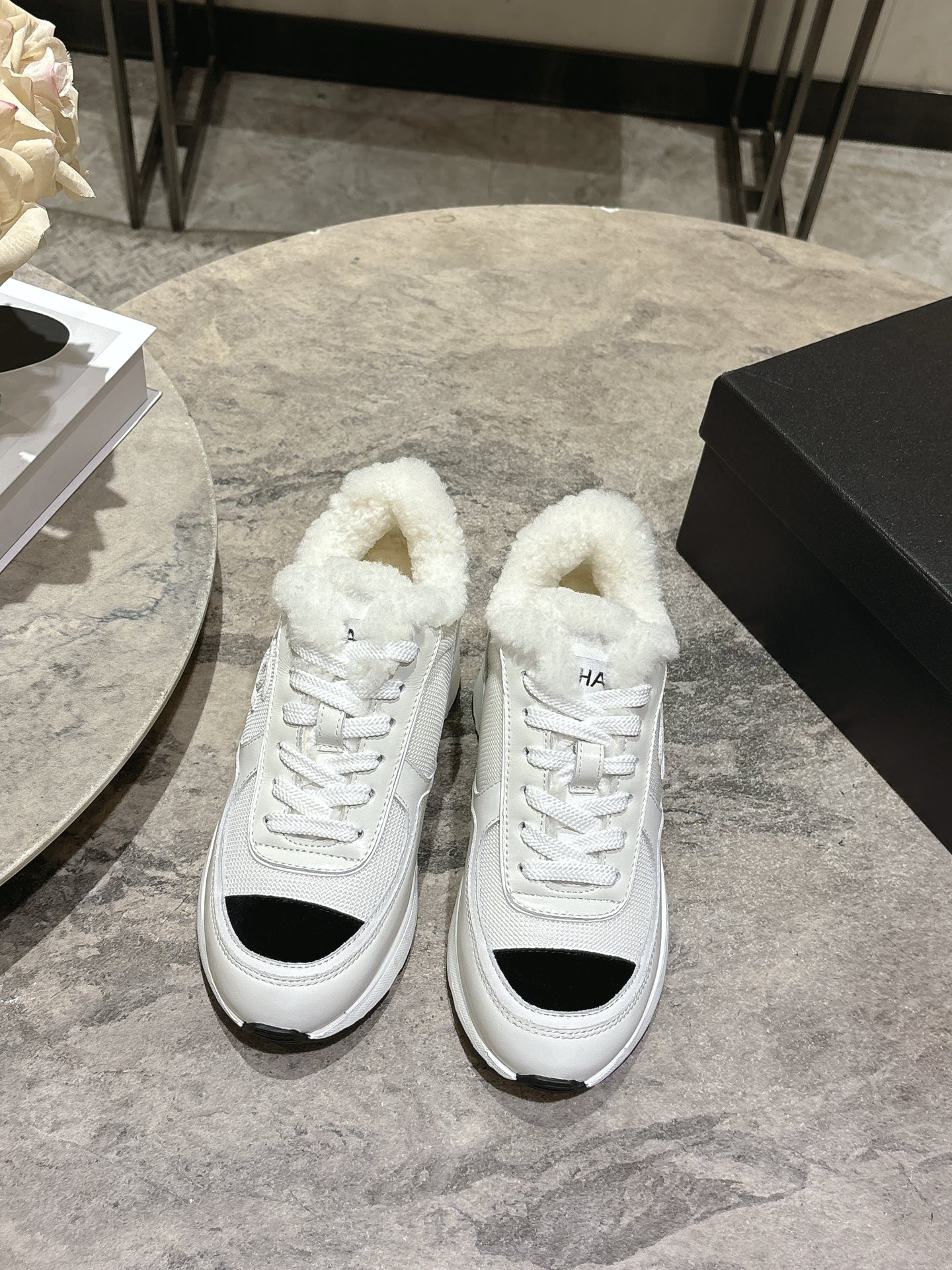 NO:592624,Wool style, Chanel's latest 25C casual thick heel heightening sneakers. Original mold customization. Incomparably beautiful and easy to wear. Absolute fairy style. Super comfortable, high-end color matching. Versatile. Casual casual sports style, cool and natural, interpreting Chanel's fashionable femininity. Upper made of custom imported calfskin mesh. Lining. Wool. Heel height 4CM. Original custom molded TPU combination outsole.  Women's size 35-39 (40 customized), casual shoes/sports shoes, chanel, chanel, sneakers, cowhide19860909羊毛款, Chanel 香奈儿最新25C休闲粗跟增高运动鞋 原版模具定制 无敌漂亮又好穿 绝对仙女款 超级舒服,配色高级耐看 百搭 率性的休闲运动风,飒爽又自然,演绎香奈儿的时髦女性气质 鞋面 采用定制进口小牛皮网布 内里 羊毛 跟高4CM 原版定制开模TPU组合大底 女码35-39(40定做),休闲鞋/运动鞋,chanel,chanel,sneakers,cowhide,Women's Shoes