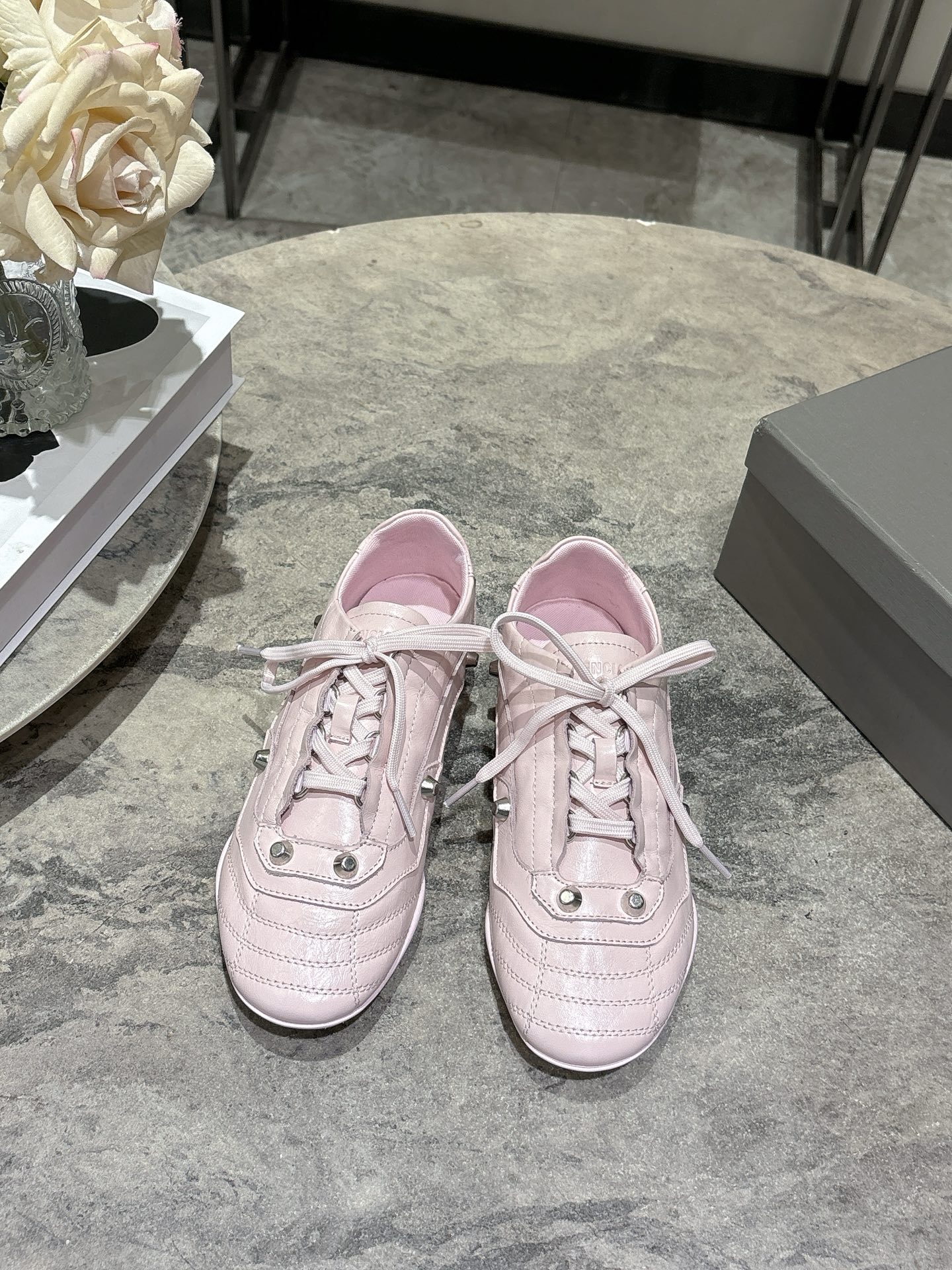 NO:592598,Balenciaga's 26 city sneaker series is an important series before innovation director Demna left. It is of great commemorative significance. The shoes incorporate the brand's ten-year classic elements, innovative thin soles, and bold breakthroughs in color matching and materials. It interprets Demna's understanding of fashion's 'balance between practicality and concept' and adds a footnote to the brand's street style era. The fabric is custom-made with the original medium-gloss antique soft wrinkled cowhide (different from the market currency wrinkled oil cowhide)!  The details and style are perfect!  Lining A+A diton cloth sole original molded rubber letter bottom size 35-39 (customized for 40) with original packaging, casual shoes/sports shoes, balenciaga, balenciaga, sneakers, cowhide19860909Balenciaga巴黎世家26款city sneaker系列 创新总监Demna离任前的重要系列、极具纪念意义、鞋款融合品牌十年经典元素、薄底创新,配色材质大胆突破、诠释Demna对时尚“实穿性与概念感平衡”的理解、为品牌街头风格时代作注脚 面料定做原版中光古软打皱牛皮（区别于市场通货皱油牛皮）！细节风格完爆！ 内里A+A迪通布 鞋底 原板开模橡胶字母底 码数35-39(40定做) 配原版包装,休闲鞋/运动鞋,balenciaga,balenciaga,sneakers,cowhide,Women's Shoes