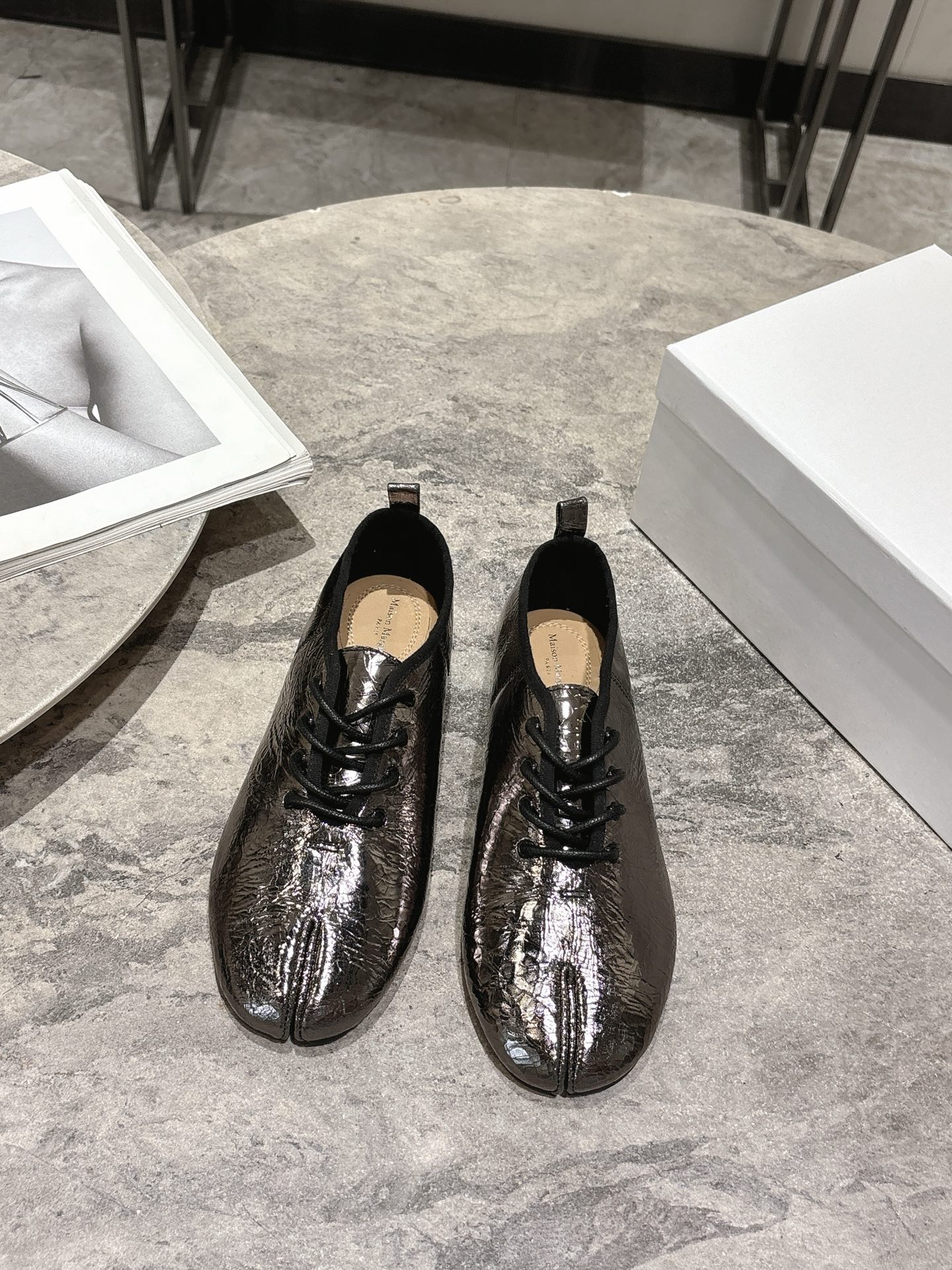 NO:592621,Maison Margiela Tabi mirror crackle split-toe ballet shoes Margiela classic split-toe design lace-up Double-sided velvet lining Italian genuine leather sole Comfortable and durable to wear The mirror crackle will change over time Unique feeling Super modern outfit for autumn and winter Fashion shooting is also very good Suitable for a variety of foot types It is a very popular perspective item this year A must-have for fashionistas Upper: sheepskin/exploded cowhide/vegetable tanned cowhide  Size 35-39 (40.41 customized),Mary Jane,masion margiela,mary jane,cowhide,sheepskin19860909Maison Margiela Tabi镜面裂纹分趾鞋芭蕾舞鞋 马吉拉经典分趾设计系带 内里双面绒 鞋底意大利真皮 穿着舒适又耐用 镜面裂纹会随时间变化 独特感 秋冬穿搭超摩登 时尚拍摄也很出片 适合多种脚型 是本年度超火的视角单品 时髦精必入 鞋面:羊皮/爆裂牛皮/植鞣牛皮 码数35-39(40.41定做),玛丽珍,masion margiela,mary jane,cowhide,sheepskin,Women's Shoes