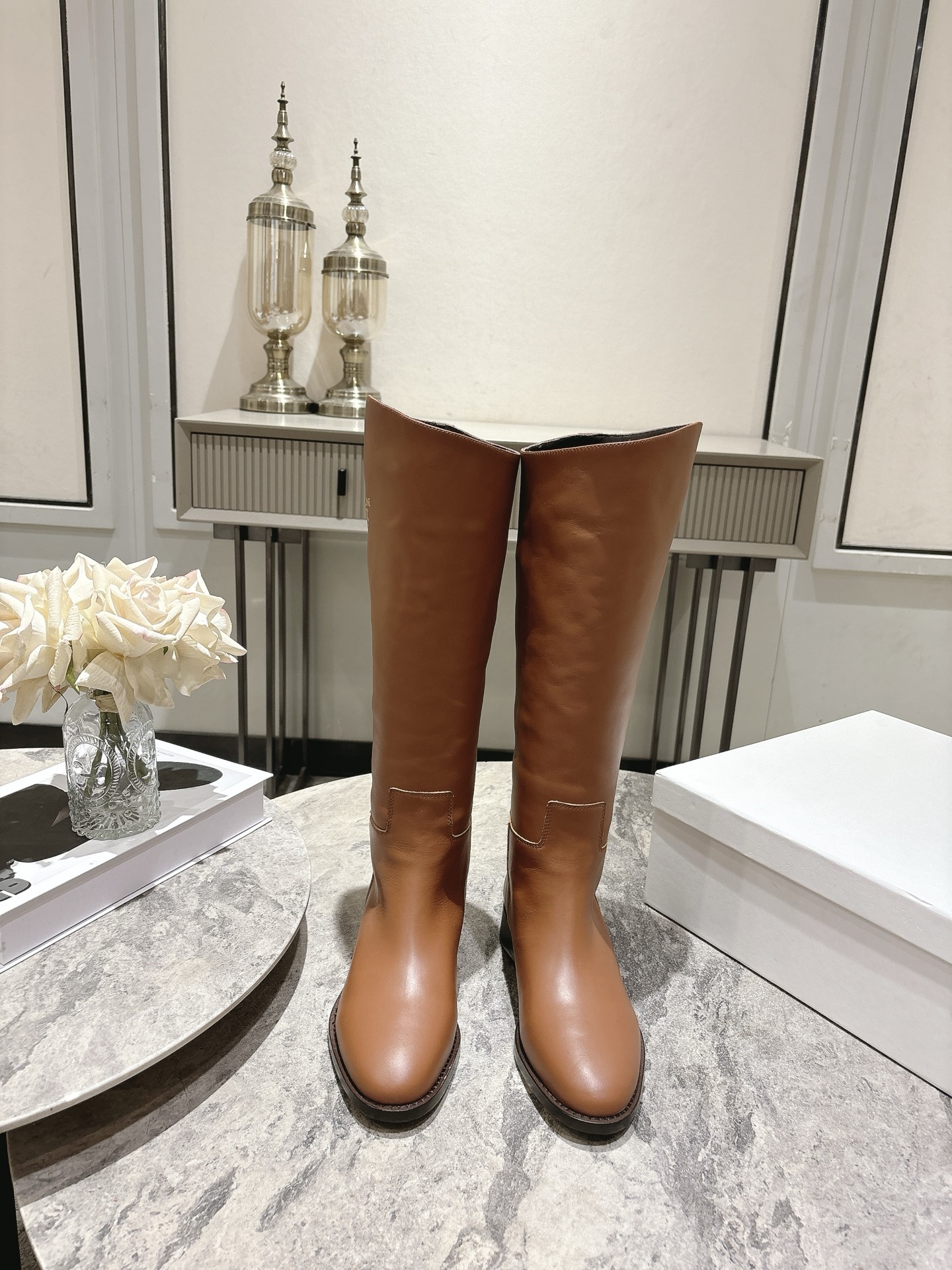 NO:707224,, CELINE Celine’s 2025 autumn and winter counter’s latest knight boots, many celebrities and Internet celebrities have planted grass, and fashion bloggers have the same style, which is a single product recommended in early autumn!  Retro European and American style, a must-have item for the street. Brand logo embellishment. Very high-end and elegant. Short boots and boots that can be worn in all seasons. Professional boot masters last them. The feet feel super comfortable. The upper is made of original customized calfskin and the lining is silk cowhide. The original leather outsole Size: 35-39 (customized at 40.41), boots, celine, boots, cowhide, Leather soles19860909,CELINE思琳2025秋冬专柜最新款骑士靴超多明星网红种草 时尚博主同款 早秋力推单品！复古欧美风格 炸街必备单品 品牌logo点缀 非常高端有气质 四季可穿的短靴 长靴 专业靴子师傅调楦 脚感超级舒服 鞋面采用原版定制小牛皮、内里垫脚丝绸牛皮里 原版真皮大底 Size:35-39(40.41定做),靴子,celine,boots,cowhide,Leather soles,Women's Shoes