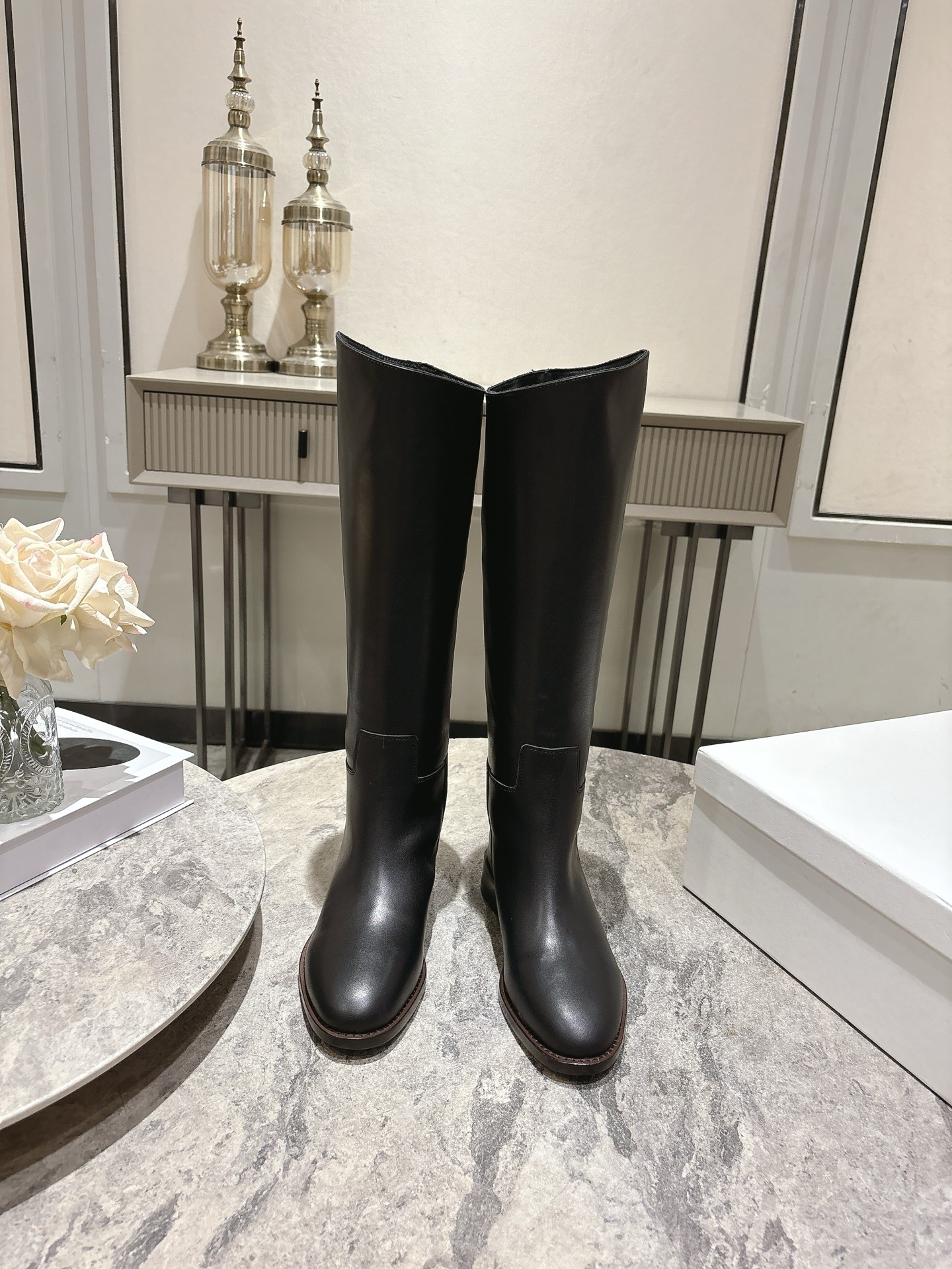 NO:630119,, CELINE Celine’s 2025 autumn and winter counter’s latest knight boots, many celebrities and Internet celebrities have planted grass, and fashion bloggers have the same style, which is a single product recommended in early autumn!  Retro European and American style, a must-have item for the street. Brand logo embellishment. Very high-end and elegant. Short boots and boots that can be worn in all seasons. Professional boot masters last them. The feet feel super comfortable. The upper is made of original customized calfskin and the lining is silk cowhide. The original leather outsole Size: 35-39 (customized at 40.41), boots, celine, boots, cowhide, Leather soles19860909,CELINE思琳2025秋冬专柜最新款骑士靴超多明星网红种草 时尚博主同款 早秋力推单品！复古欧美风格 炸街必备单品 品牌logo点缀 非常高端有气质 四季可穿的短靴 长靴 专业靴子师傅调楦 脚感超级舒服 鞋面采用原版定制小牛皮、内里垫脚丝绸牛皮里 原版真皮大底 Size:35-39(40.41定做),靴子,celine,boots,cowhide,Leather soles,Women's Shoes