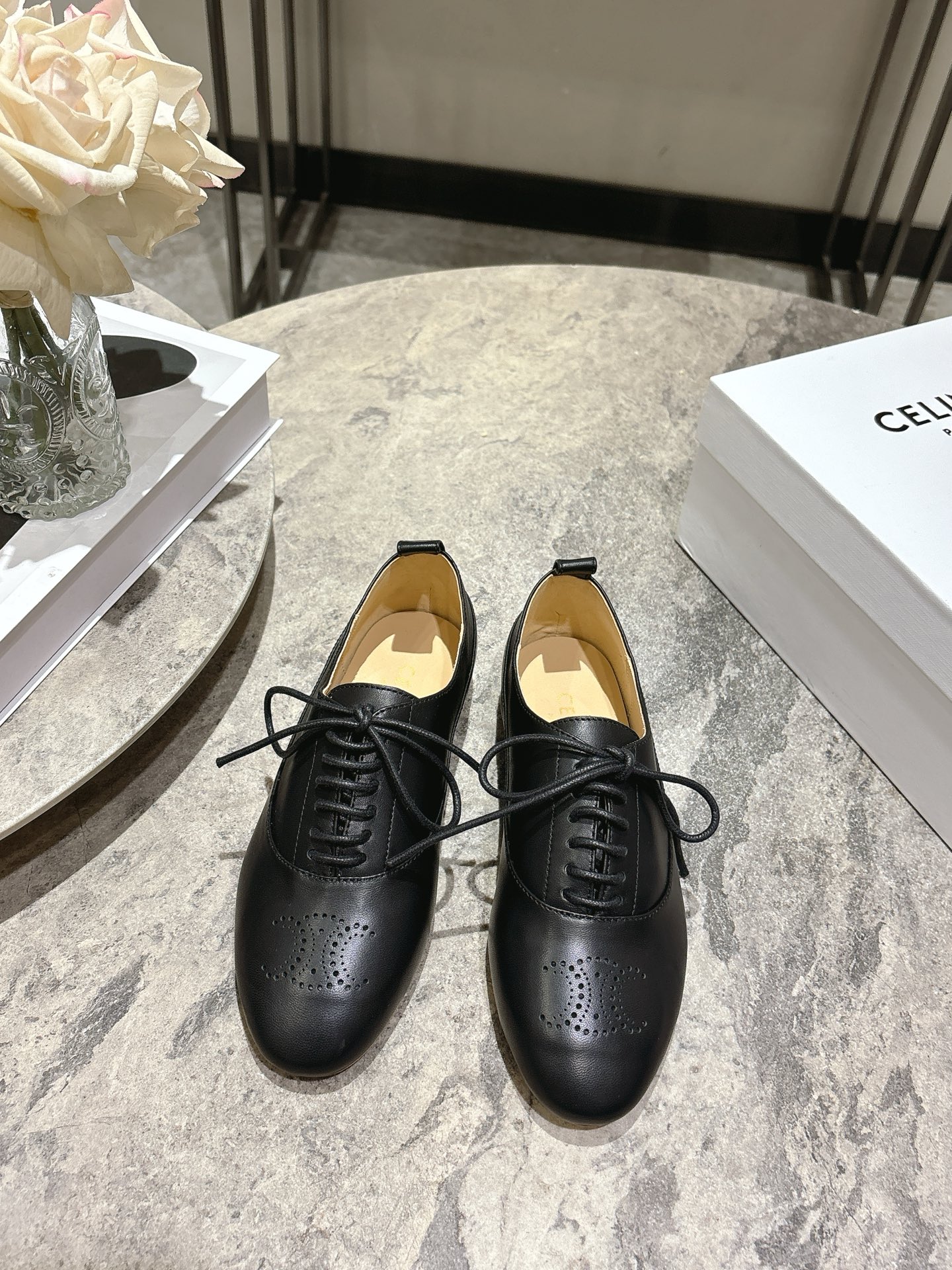 NO:630113,Celine's new 25WF Arc de Triomphe leather shoes combine avant-garde design with classic elements to create a unique fashion attitude. The iconic Arc de Triomphe elements are presented with punching technology, projecting a unique light and shadow on the ground, highlighting the brand's deep heritage in a low-key manner. Each step makes a distinctive trend mark. When paired with it, it can be called an all-purpose 'matching artifact'. Pair it with simple jeans and a white T for a casual street style. Put on a floral dress  It can collide with sweetness and coolness, easily create different styles, and satisfy all your imagination of fashion. The fabric is made of original customized calfskin, the inner pads are all sheepskin, Italian imported genuine leather outsole, size 35-39 (customized 40/41), single shoes, celine, skirts, jeans, cowhide, sheepskin, Leather soles19860909Celine 思琳25WF新品凯旋门小皮鞋 将先锋设计与经典元素融合 演绎出独树一帜的时髦态度 . 标志性的凯旋门元素以冲孔工艺呈现 在地面投射出别具一格的光影 低调中彰显品牌深厚底蕴 每一步都踏出与众不同的潮流印记 搭配上 它堪称万能“搭配神器” 搭配简约牛仔裤与白T 就是休闲的街头风 换上一条碎花连衣裙 又能碰撞出甜美与酷感 轻松打造不同风格造型 满足你对时尚的所有想象. 面料采用原版定制小牛皮 内里垫脚均为羊皮 意大利进口真皮大底 size35-39（40/41定制）,单鞋,celine,skirts,jeans,cowhide,sheepskin,Leather soles,Women's Shoes