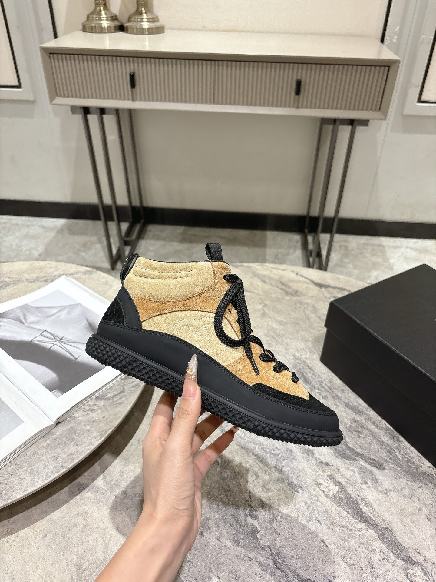 NO:630111,Top version Chanel Chanel 25N latest model full leather panda color white shoes casual high-top sneakers skate shoes original purchase and development production Xiaoxiang C Home counter another super hot style, the love of Internet celebrity bloggers and ladies, various praises on social platforms, super popular high texture breathable super spring and summer, seeing this issue always arouses the inner desire of fashionable girls Latest suede material classic black and white color  Fashionable on the feet and easy to take care of. Original packaging at the delivery counter. Fabric: Original customized imported cowhide material. Customized soft sheepskin lining on the sole. Original open-molded TPU non-slip outsole. Size: women's 35-39 (customized for 40), casual shoes/sports shoes, chanel, chanel, chanel, sneakers, cowhide, sheepskin, chamois leather19860909顶级版本 Chanel香奈儿25N最新款 全皮 熊猫配色 小白鞋 休闲 高帮运动鞋 滑板鞋 原版购入开发 做货 小香 C家 专柜又一超级大爆款,网红博主小姐姐们的挚爱,社交平台的各种夸赞,人气超高质感透气超级春夏,看到这期总能唤起少女内心对时髦的诉求 最新麂皮材质 经典黑白配色 上脚时髦感十足 容易打理 配送专柜原版包装 面料:原版定制进口牛皮材质 内里定制柔软羊皮里 鞋底原版开模TPU防滑大底 Size:女款35-39(40定做),休闲鞋/运动鞋,chanel,chanel,chanel,sneakers,cowhide,sheepskin,chamois leather,Women's Shoes