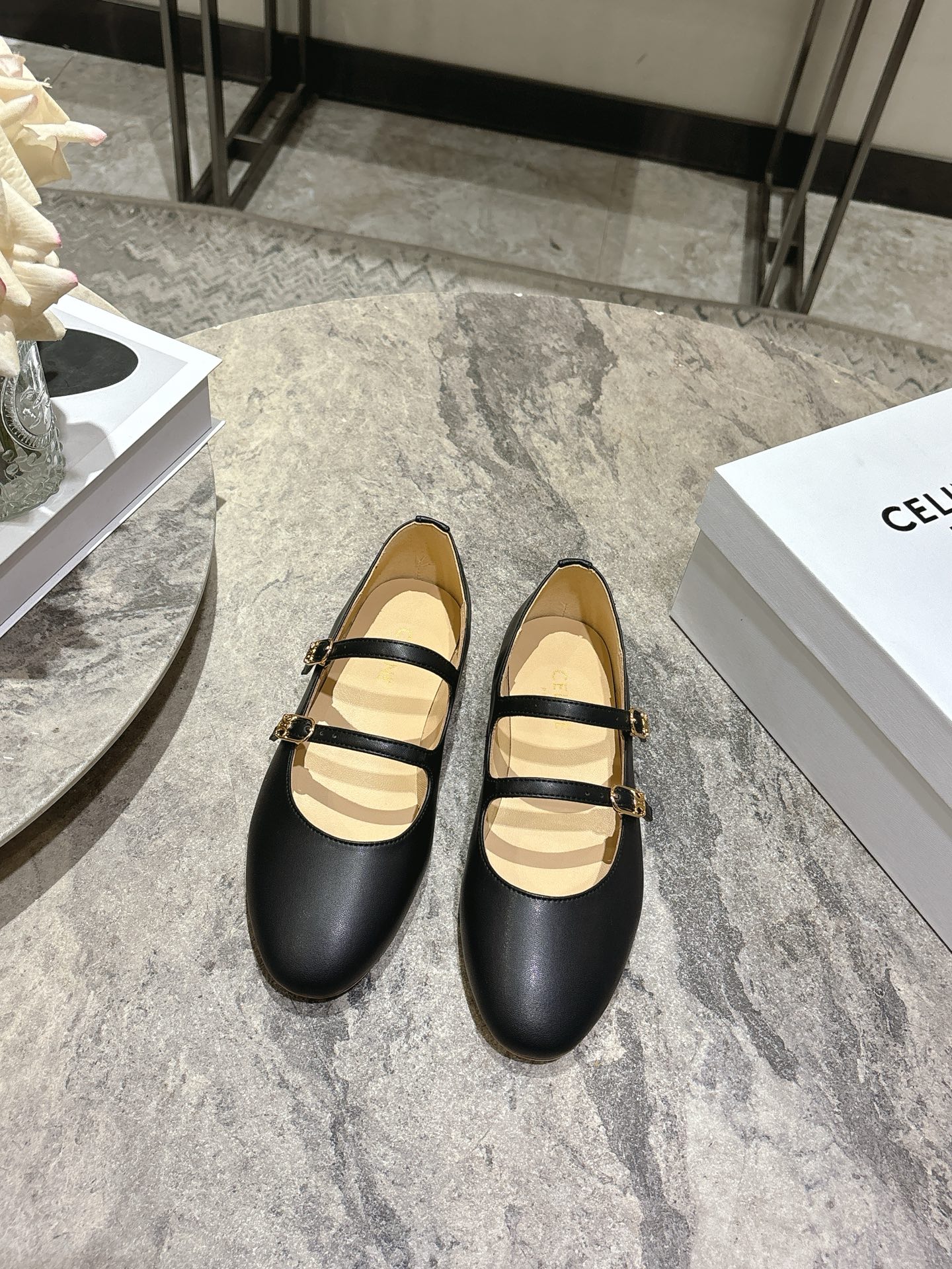 NO:594372,CELINE CELINE RUNNER sports shoes with CELINE logo gravure embossed on the upper embossed CELINE logo thick-soled bread shoes 2025 spring and summer new women's Arc de Triomphe logo lace-up 3 Mary Jane shoes are simple and comfortable, clean and neat, increase the height and show slender legs, whether worn alone or paired with wide-leg pants, high street and retro together to make a CELINE girl. Upper leopard print horse hair/cow leather/denim, lining sheepskin lining, outsole genuine leather sole  Size 35-39 (40.41 customized, non-returnable and non-exchangeable), ballet shoes, celine, mary jane, sneakers, cowhide, sheepskin19860909CELINE思琳CELINE RUNNER 有CELINE标志运动鞋凹印鞋面压印CELINE标志厚底面包鞋2025春夏新款女凯旋门徽标系带3玛丽珍鞋简单舒服,干净利落,增高显腿细,无论是单穿还是搭配阔腿裤,高街又复古一起来做CELINE女孩 鞋面豹纹马毛/牛皮/牛仔布 内里羊皮内里 大底真皮鞋底 码数35-39（40.41定制不退不换）,芭蕾舞鞋,celine,mary jane,sneakers,cowhide,sheepskin,Women's Shoes