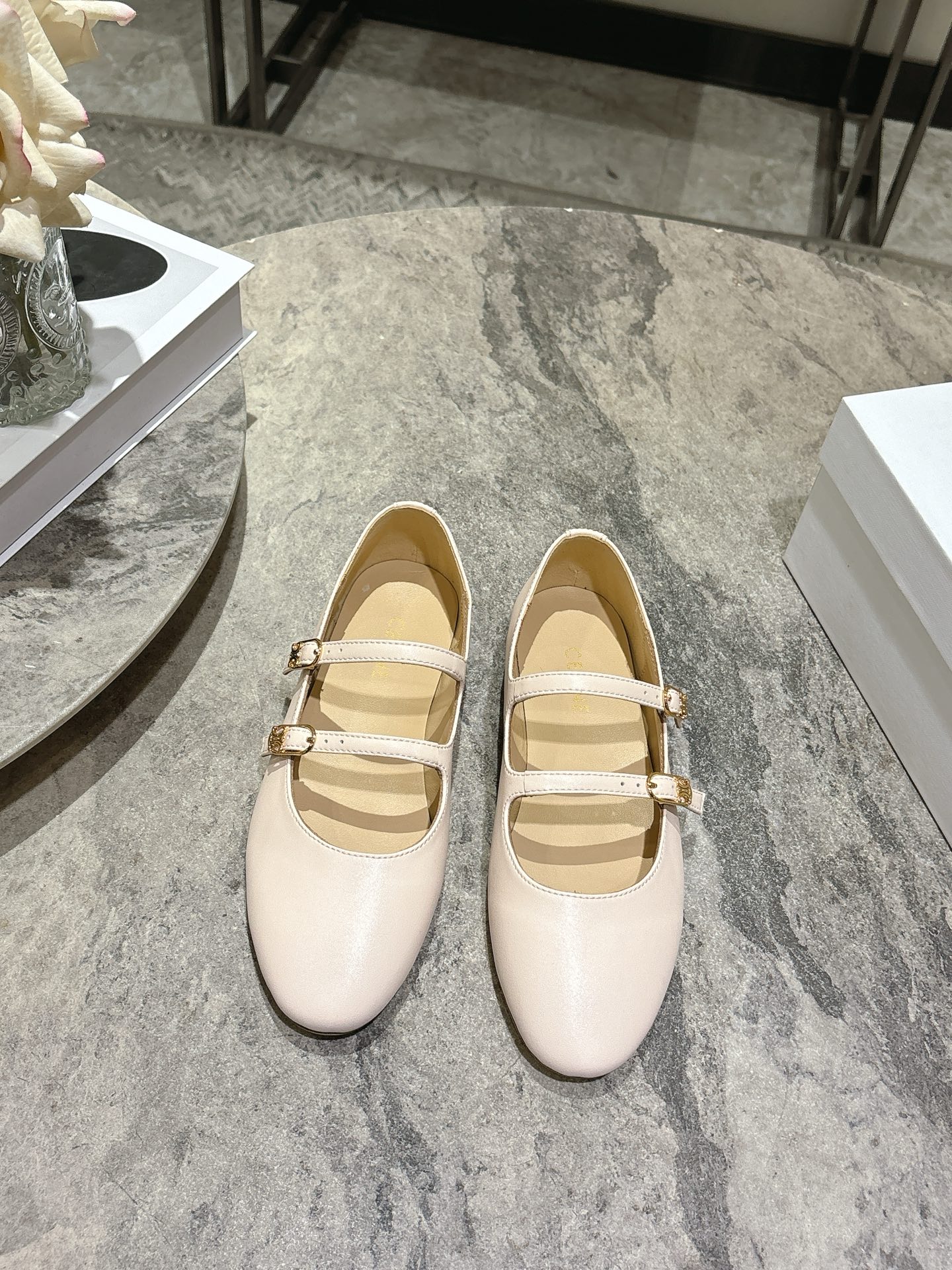 NO:629160,CELINE Celine's 2025 spring and summer new women's Arc de Triomphe logo Mary Jane shoes are simple and comfortable, clean and neat, and definitely show slim legs. Whether worn alone or paired with wide-leg pants, high street and retro, let's make a CELINE girl together. Upper leopard print horse hair/cowhide/denim, lining sheepskin lining, outsole genuine leather sole, size 35-39 (40.41 customized, non-returnable, non-exchangeable), Mary Jane, celine, mary jane, cowhide, sheepskin19860909CELINE思琳2025春夏新款女凯旋门徽标玛丽珍鞋简单舒服,干净利落,**显腿细,无论是单穿还是搭配阔腿裤,高街又复古一起来做CELINE女孩 鞋面豹纹马毛/牛皮/牛仔布 内里羊皮内里 大底真皮鞋底 码数35-39（40.41定制不退不换）,玛丽珍,celine,mary jane,cowhide,sheepskin,Women's Shoes