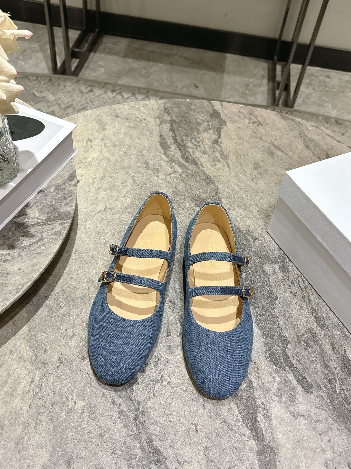 NO:707226,CELINE CELINE RUNNER sports shoes with CELINE logo gravure embossed on the upper embossed CELINE logo thick-soled bread shoes 2025 spring and summer new women's Arc de Triomphe logo lace-up 3 Mary Jane shoes are simple and comfortable, clean and neat, increase the height and show slender legs, whether worn alone or paired with wide-leg pants, high street and retro together to make a CELINE girl. Upper leopard print horse hair/cow leather/denim, lining sheepskin lining, outsole genuine leather sole  Size 35-39 (40.41 customized, non-returnable and non-exchangeable), ballet shoes, celine, mary jane, sneakers, cowhide, sheepskin19860909CELINE思琳CELINE RUNNER 有CELINE标志运动鞋凹印鞋面压印CELINE标志厚底面包鞋2025春夏新款女凯旋门徽标系带3玛丽珍鞋简单舒服,干净利落,增高显腿细,无论是单穿还是搭配阔腿裤,高街又复古一起来做CELINE女孩 鞋面豹纹马毛/牛皮/牛仔布 内里羊皮内里 大底真皮鞋底 码数35-39（40.41定制不退不换）,芭蕾舞鞋,celine,mary jane,sneakers,cowhide,sheepskin,Women's Shoes