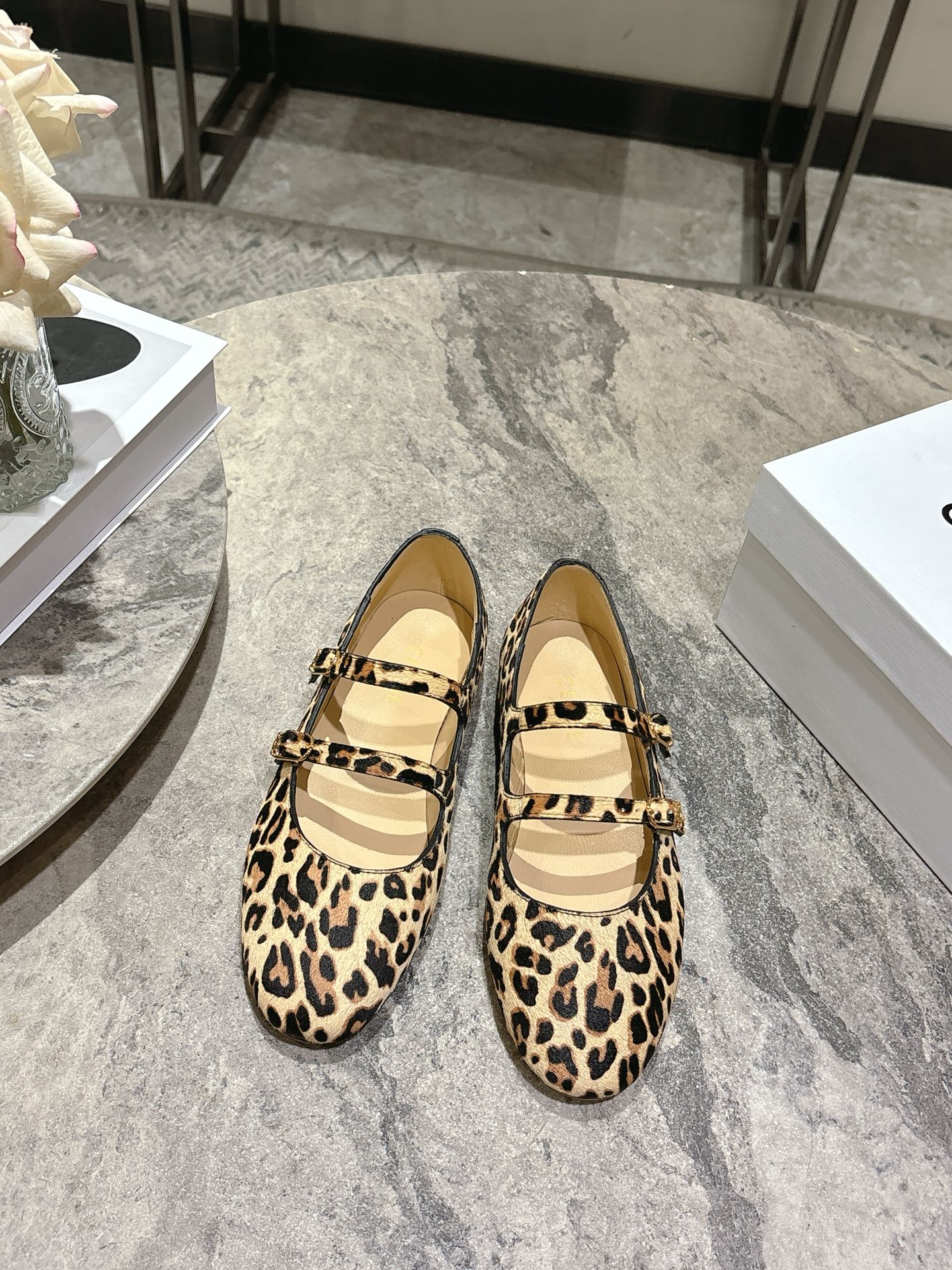 NO:630107,CELINE CELINE RUNNER sports shoes with CELINE logo gravure embossed on the upper embossed CELINE logo thick-soled bread shoes 2025 spring and summer new women's Arc de Triomphe logo lace-up 3 Mary Jane shoes are simple and comfortable, clean and neat, increase the height and show slender legs, whether worn alone or paired with wide-leg pants, high street and retro together to make a CELINE girl. Upper leopard print horse hair/cow leather/denim, lining sheepskin lining, outsole genuine leather sole  Size 35-39 (40.41 customized, non-refundable and non-exchangeable), single shoes, celine, mary jane, sneakers, cowhide, sheepskin19860909CELINE思琳CELINE RUNNER 有CELINE标志运动鞋凹印鞋面压印CELINE标志厚底面包鞋2025春夏新款女凯旋门徽标系带3玛丽珍鞋简单舒服,干净利落,增高显腿细,无论是单穿还是搭配阔腿裤,高街又复古一起来做CELINE女孩 鞋面豹纹马毛/牛皮/牛仔布 内里羊皮内里 大底真皮鞋底 码数35-39（40.41定制不退不换）,单鞋,celine,mary jane,sneakers,cowhide,sheepskin,Women's Shoes