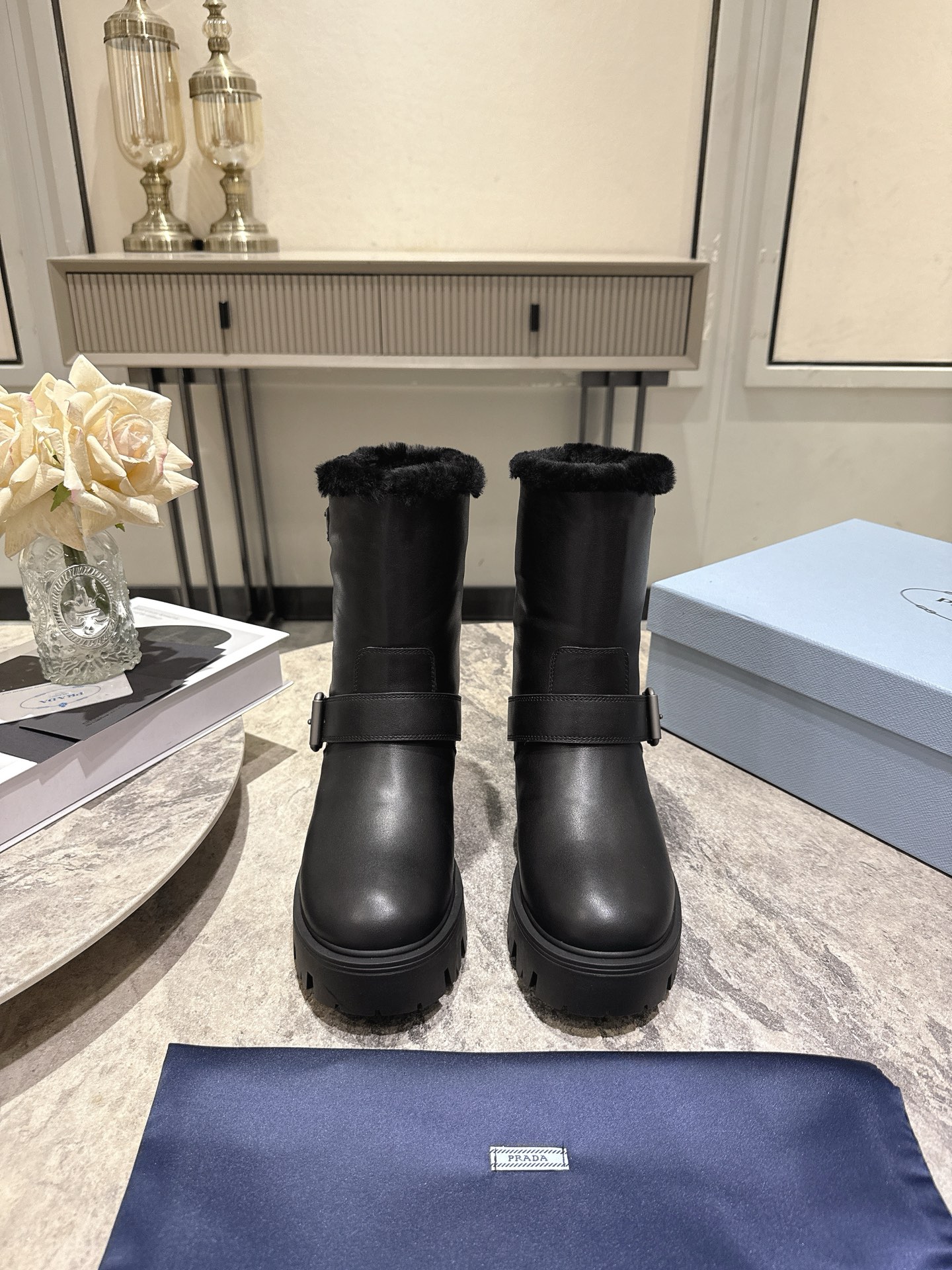 NO:630078,, Prada 25ss new autumn and winter classic triangle logo slip-on short boots series that cannot be bought in winter, definitely a big hit this year!  !  So good looking!  Prada boots are really amazing!  The upper foot is large and the legs are slim, which is just right. The upper is imported cow suede and high mercerized. The inner lining is made of wool. The sole is filled with TPU outsole. Size35-39 (40.41, custom-made and non-returnable), boots, prada, prada, boots19860909, Prada 普拉达 25ss秋冬新款 经典三角标 一脚蹬 短靴 冬天买不到的系列,绝对是今年的大爆款！！贼好看！ Prada靴子真的很哇塞！ 上脚大气显腿瘦气质这块刚好拿捏 鞋面进口牛反绒高丝光 内里垫脚羊毛里 鞋底灌注TPU大底 Size35-39（40.41 订做不退换）,靴子,prada,prada,boots,Women's Shoes