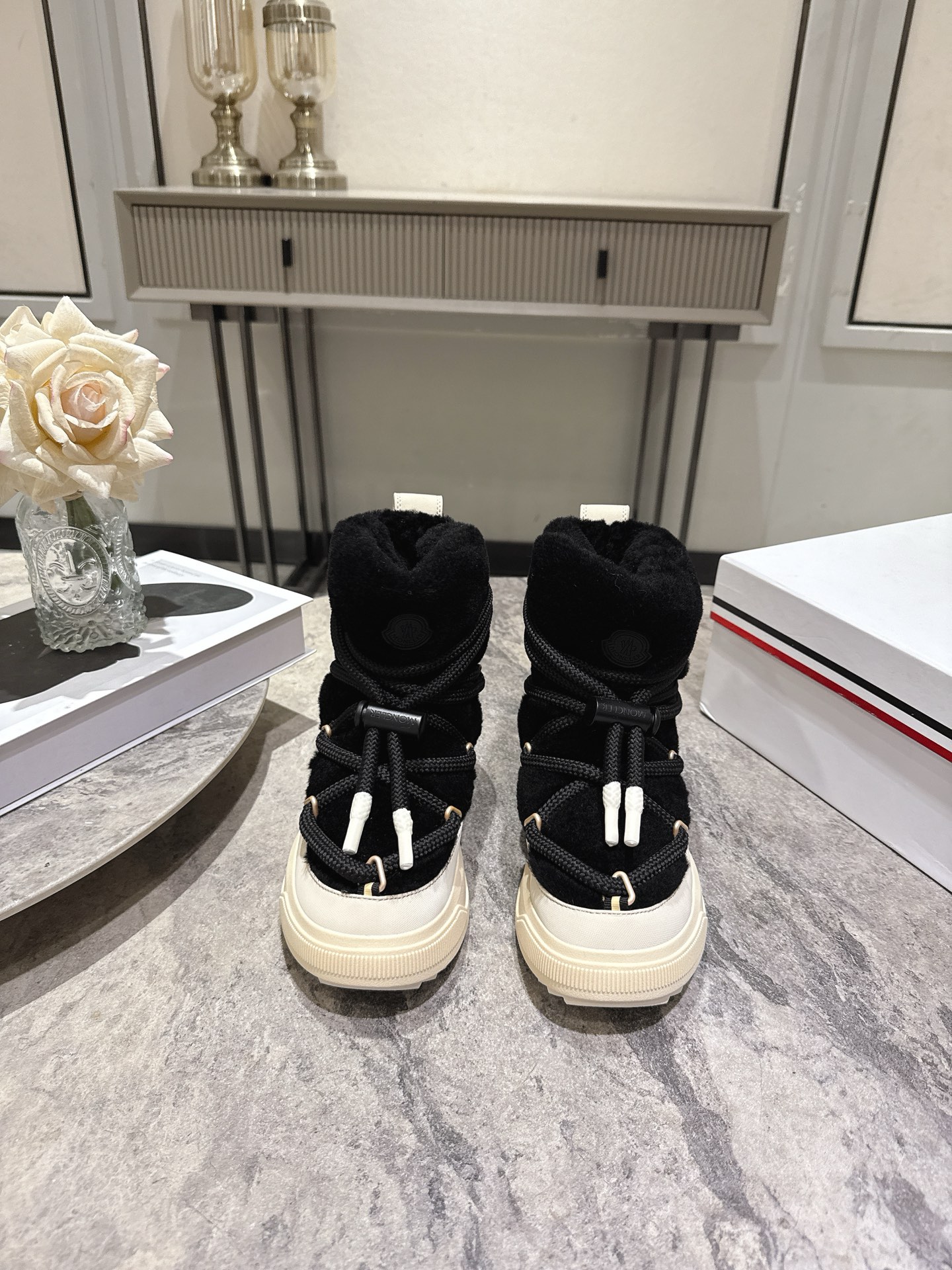 NO:630104,Moncler Altive Mid series snow boots are inspired by the Moncler collection of snow boots, perfectly integrating bold design and practical functions to redefine the urban winter lifestyle. The walking down jacket is made of sheep shearling material, which can be used in snow at -10°C. Industrial style aesthetic thick rope laces + black and white contrasting colors, full of functionality. Low-key luxury logo embossed on the heel, people who understand will understand.  Applicable scenarios: outdoor skiing in winter, hiking in the snow, and daily wear in the city with coats, down jackets and other winter clothing to easily create a fashionable look. Original vibram rubber + TPU outsole. Non-slip and wear-resistant. Code number 35-39 (customized at 40.41). Original packaging, snow boots, boots, down jacket19860909Moncler Altive Mid 系列雪地靴 灵感源自 Moncler 典藏雪地靴,将大胆设计与实用功能完美融合,重新定义都市冬日生活方式 行走的羽绒服羊剪毛面料,-10℃也能暴走雪地 工业风美学粗绳鞋带+黑白撞色,机能感拉满 低调奢华后跟Logo压印,懂的人自然懂 适用场景冬季户外滑雪、雪地徒步,城市日常搭配大衣、羽绒服等冬季服饰,轻松打造时尚造型 原版vibram橡胶+tpu大底.防滑耐磨 码数35-39(40.41定做) 原版包装,雪地靴,boots,down jacket,Women's Shoes