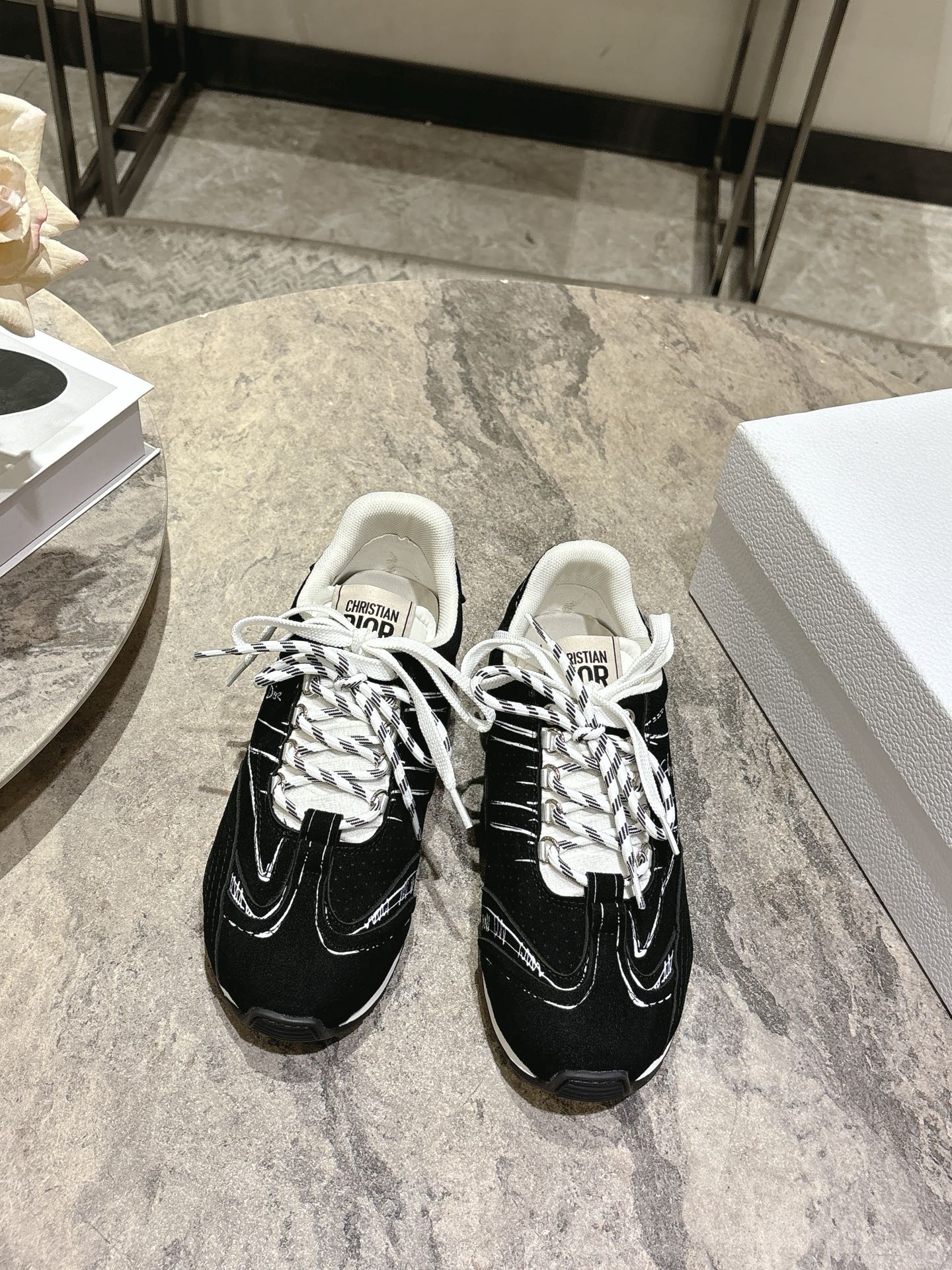 NO:630072,Women's Dior Spring and Summer Catwalk Style Graffiti Sketch Moral Shoes Forrest Gump Shoes Original purchased and developed. The most photographed item in the 25ss spring and summer show. This pair of shoes has changed the single design style of Forrest Gump shoes in the previous impression. It retains the original shape. The details are very in line with the current fashion trends, but it also incorporates the owner's new understanding and retro feelings for Forrest Gump shoes. The overall feeling is completely new. The material is a bit matte leather, full of retro style, and looks very high-end.  The feeling after putting on the foot is that it has a very convex shape. The foot is really beautiful and versatile. It can be worn with any style of clothes, pants and skirts. Whoever wears it looks good. Original combination outsole Size: 35-39 (customized at 40.41.42), casual shoes/sports shoes, dior, dior, sneakers, skirts19860909女款 Dior迪奥春夏走秀款涂鸦素描德训鞋 阿甘鞋 原版购入开发 25ss春夏秀场出镜率最高的单品 这双鞋改变了之前印象中的阿甘鞋单一的设计风格 保留着原本的造型 细节点缀上非常符合当下流行趋势但也融入了主理人对于阿甘鞋全新的理解和复古情怀.整体感觉焕然一新材质是有一点哑光的皮质,复古风十足 看起来很高级 上脚后的感觉就是很凸造型 上脚真心好看又百搭 啥风格衣服裤子裙子都能驾驭 谁穿谁好看 原版组合大底 Size:35-39码(40.41.42定制）,休闲鞋/运动鞋,dior,dior,sneakers,skirts,Women's Shoes