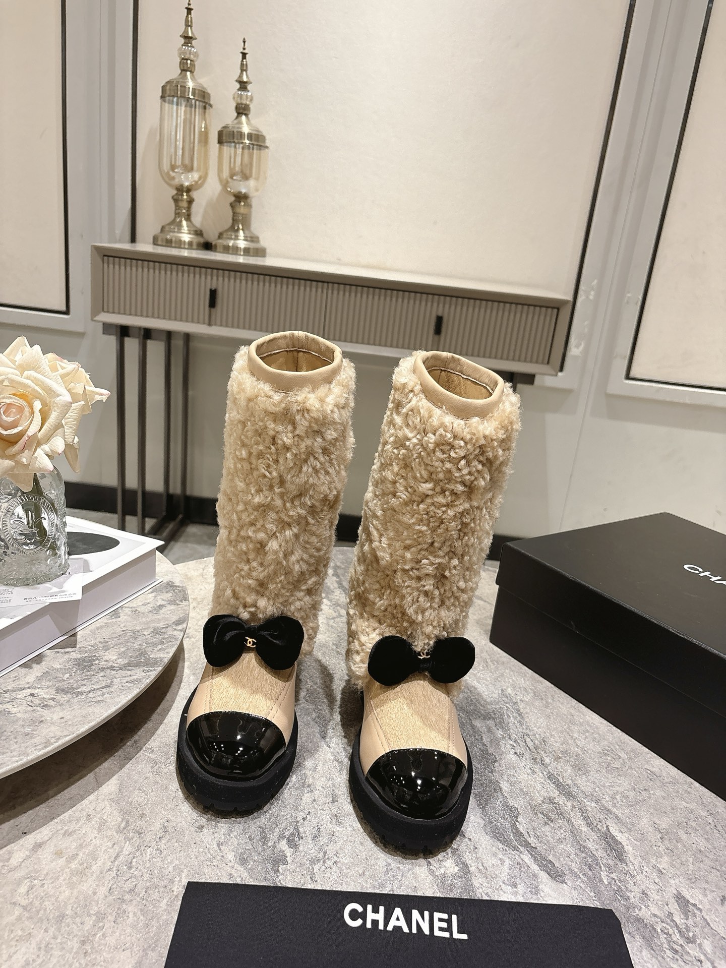NO:630094,, CHANEL Xiaoxiang's 25 autumn and winter new products, classic catwalk models in the counter, Xiaoxiang's double C bow color-blocked fur boots are newly launched in the series. The absolute best in the BS fashion circle. The matching will interpret the meticulous, minimalist and never-fading classic elements, showing a unique dressing style that is too beautiful to say. A must-have in summer... The upper is highly customized with original lambskin splicing wool. The lining is imported silk sheepskin. The outsole is original molded and customized non-slip outsole.  Heel height 4.5cm Shoe size: 35-39 (40.41 customization is not returnable), snow boots, chanel, boots, sheepskin19860909, CHANEL 小香 25秋冬新品 专柜经典走秀款 小香双C蝴蝶结拼色毛毛长靴 系列上新 BS时尚圈的绝绝子 搭配将演绎着细致 极简 永不褪去的经典元素 展现与众不同的穿搭风格美到无话可说 夏季必入款…… 鞋面高定制原版小羊皮拼接羊毛 内里进口丝绸羊皮里 大底原版开模定制防滑大底  跟高4.5cm 鞋码: 35-39（40.41定制不退换）,雪地靴,chanel,boots,sheepskin,Women's Shoes