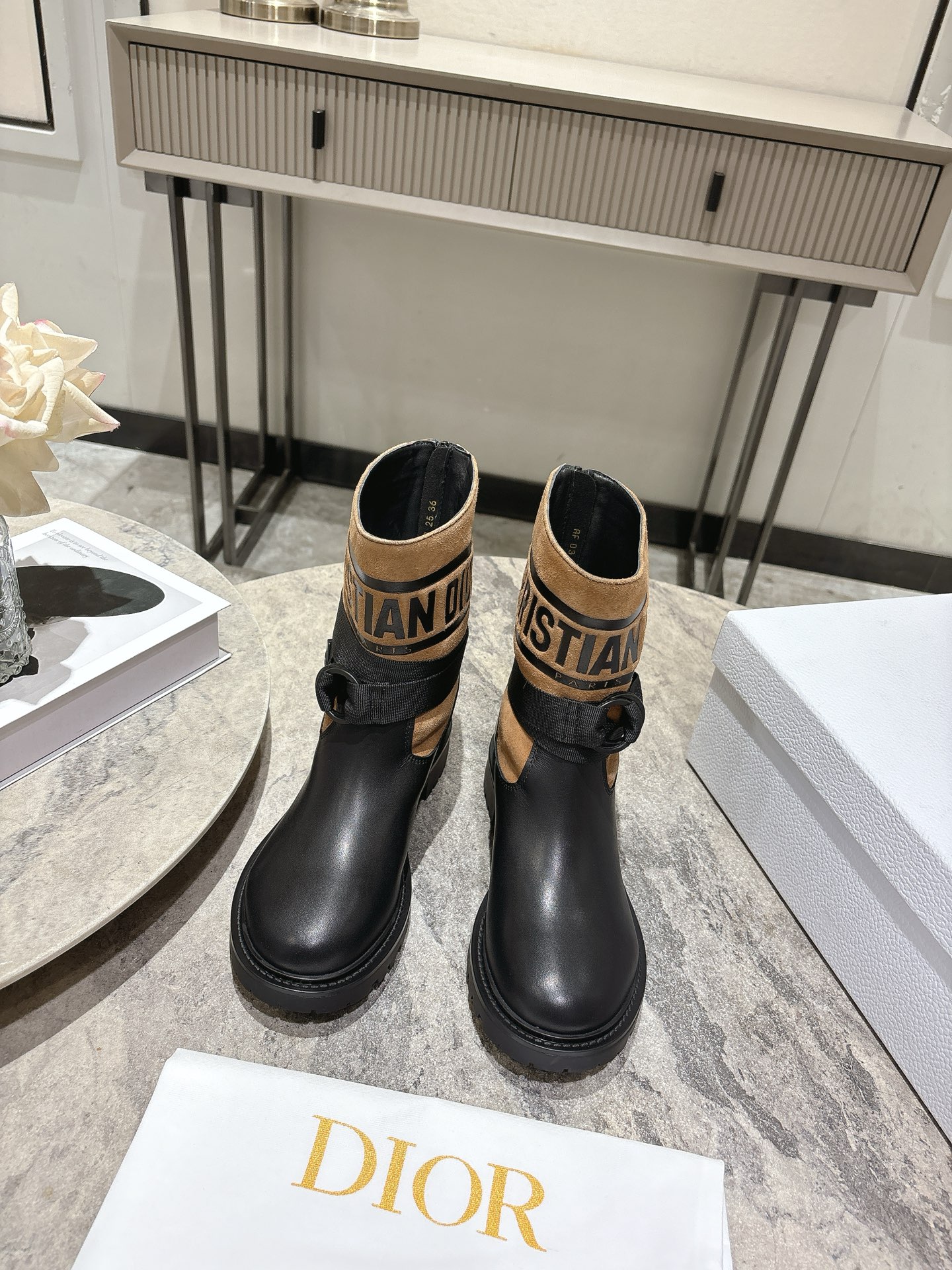 NO:630090,Leather Maoli 20, the highest version of Dior CD autumn and winter boots, retro work boots, one-on-one, easy to wear, good-looking and handsome. Material: imported calfskin upper, spliced with the latest imported cow suede + water-dyed cowhide/wool lining, lining feet (non-market sheepskin lining) + original molded TPU outsole + original molded letter buckle + latest original box packaging at the counter. Heel height: 3CM  Size: 35-39 (40.41 customized), boots, dior, dior, boots, cowhide, sheepskin19860909皮里 毛里20, 最高版本 Dior迪奥CD 秋冬靴复古工装短靴 一脚蹬 好穿好看又帅气 材质鞋面进口小牛皮拼接最新进口牛反绒+水染牛皮/羊毛里 内里垫脚（非市面羊皮内里）+原版开模TPU大底+原版开模字母扣+专柜最新原盒包装跟高:3CM 码数:35-39码(40.41定做),靴子,dior,dior,boots,cowhide,sheepskin,Women's Shoes