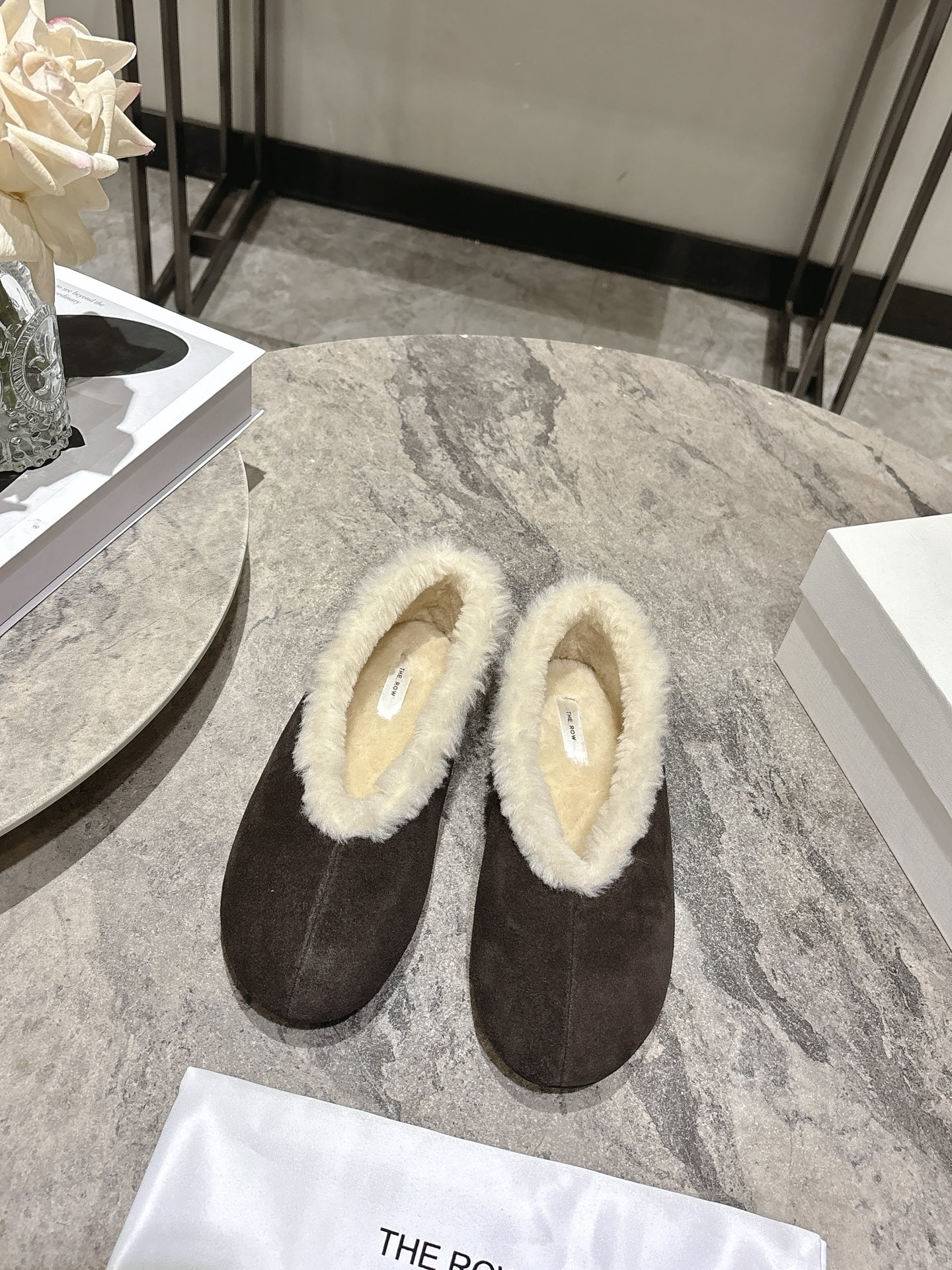 NO:630070,The row niche trendy brand 25ss new autumn and winter ballet shoes, retro shoes, slip-on lazy fur shoes, super soft and comfortable. The first pair of grandma shoes this year must be them. The golden beauty needs to be shared immediately. Super soft and waxy leather, not tired when walking, super comfortable with soft soles. Big square toe and super personality. Therow is full of old money style. The upper is Niu Jing, and the lining is wool. The sole is original imported rubber sole.  Size35-39 (40.41 custom-made, non-returnable), furry shoes19860909The row 小众潮牌 25ss秋冬新款 芭蕾舞鞋 复古单鞋 一脚蹬懒人毛毛鞋 超级柔软舒适 今年的第一双奶奶鞋非它莫属 金灿灿的美丽需要立马分享 超级软糯的皮子,暴走不累,软底的超级舒服 大方头超级个性 Therow风十足 老钱风满满 鞋面牛京 内里垫脚羊毛 鞋底原版进口橡胶底 Size35-39（40.41定做不退换）,毛毛鞋,Women's Shoes