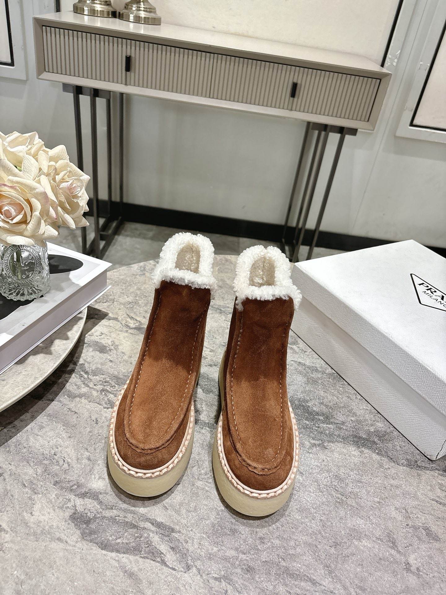 NO:630097,Top quality prada fw25 new arrival～ pjia 2025 autumn and winter suede lambskin sneakers. The thickness of the shape can easily increase the height by 5cm. The gentle texture of suede, paired with a fur-integrated lambswool lining, is a perfect thermal artifact and a must-have item for autumn and winter!  Custom-made imported two-color polished cowhide on the upper, real Australian lamb wool lining/foot pads, original two-color Tpu infused sole + genuine leather welt Size: 35-39 (40-41 custom-made, non-returnable), semi-slippers, prada, sneakers, chamois leather19860909顶级品质 prada fw25 new arrival～ p家2025秋冬麂皮羊羔毛运动鞋 厚度的造型,轻松增高5cm 麂皮的温和质感,搭配皮毛一体羊羔毛内里, 妥妥的保暖神器一枚秋冬必备单品！ 鞋面订制进口双色擦色牛绒 真澳洲羊羔毛内里/垫脚 原版双色Tpu灌注鞋底+真皮沿条 Size: 35-39 (40 41订做不退换）,半拖毛毛鞋,prada,sneakers,chamois leather,Women's Shoes