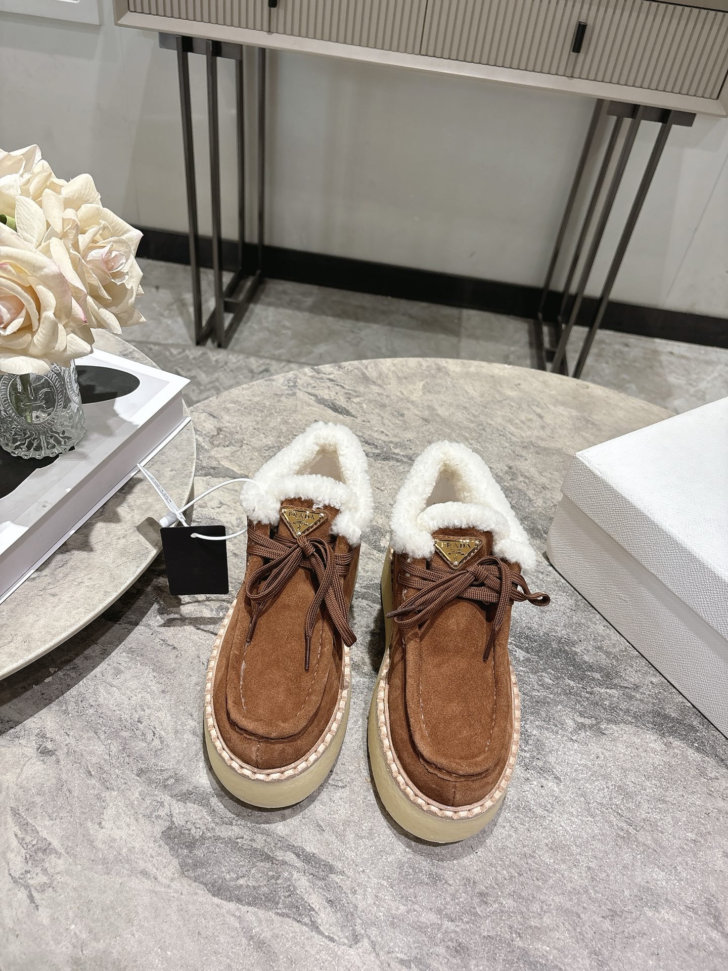 NO:630100,Top quality prada fw25 new arrival～ pjia 2025 autumn and winter suede lambskin sneakers. The thickness of the shape can easily increase the height by 5cm. The gentle texture of suede, paired with a fur-integrated lambswool lining, is a perfect thermal artifact and a must-have item for autumn and winter!  Customized two-color polished cowhide upper, lambswool lining/foot pads, original two-color Tpu sole + leather welt Size: 35-39 (40-41 custom-made, non-refundable), semi-slip fur shoes, prada, sneakers, chamois leather19860909顶级品质 prada fw25 new arrival～ p家2025秋冬麂皮羊羔毛运动鞋 厚度的造型,轻松增高5cm 麂皮的温和质感,搭配皮毛一体羊羔毛内里, 妥妥的保暖神器一枚秋冬必备单品！ 鞋面订制双色擦色牛绒 羊羔毛内里/垫脚 原版双色Tpu鞋底+真皮沿条 Size: 35-39 (40 41订做不退换）,半拖毛毛鞋,prada,sneakers,chamois leather,Women's Shoes