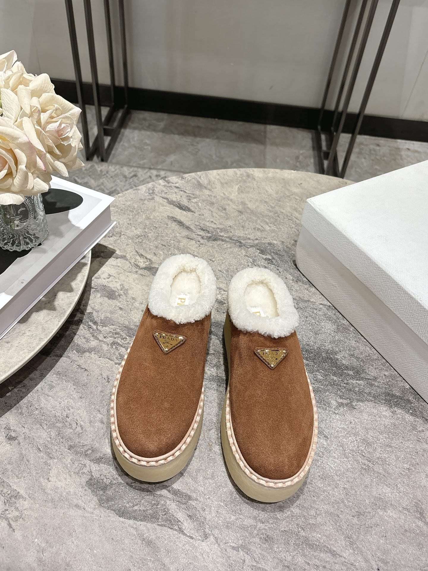 NO:630103,PARDA# Prada's new autumn and winter △ triangular logo thick-soled boots, snow boots half-mugs, two-color polished cow velvet and real lamb hair, genuine leather welts, two-color TPU outsole Size 35-39 (40/41 customized, non-refundable), half-mug fur shoes, prada, boots19860909PARDA# 普拉达秋冬新款△三角标厚底靴 雪地靴半拖 双色擦色牛绒真羊羔毛 真皮沿条 双色TPU大底 Size35-39（40/41定做不退换）,半拖毛毛鞋,prada,boots,Women's Shoes