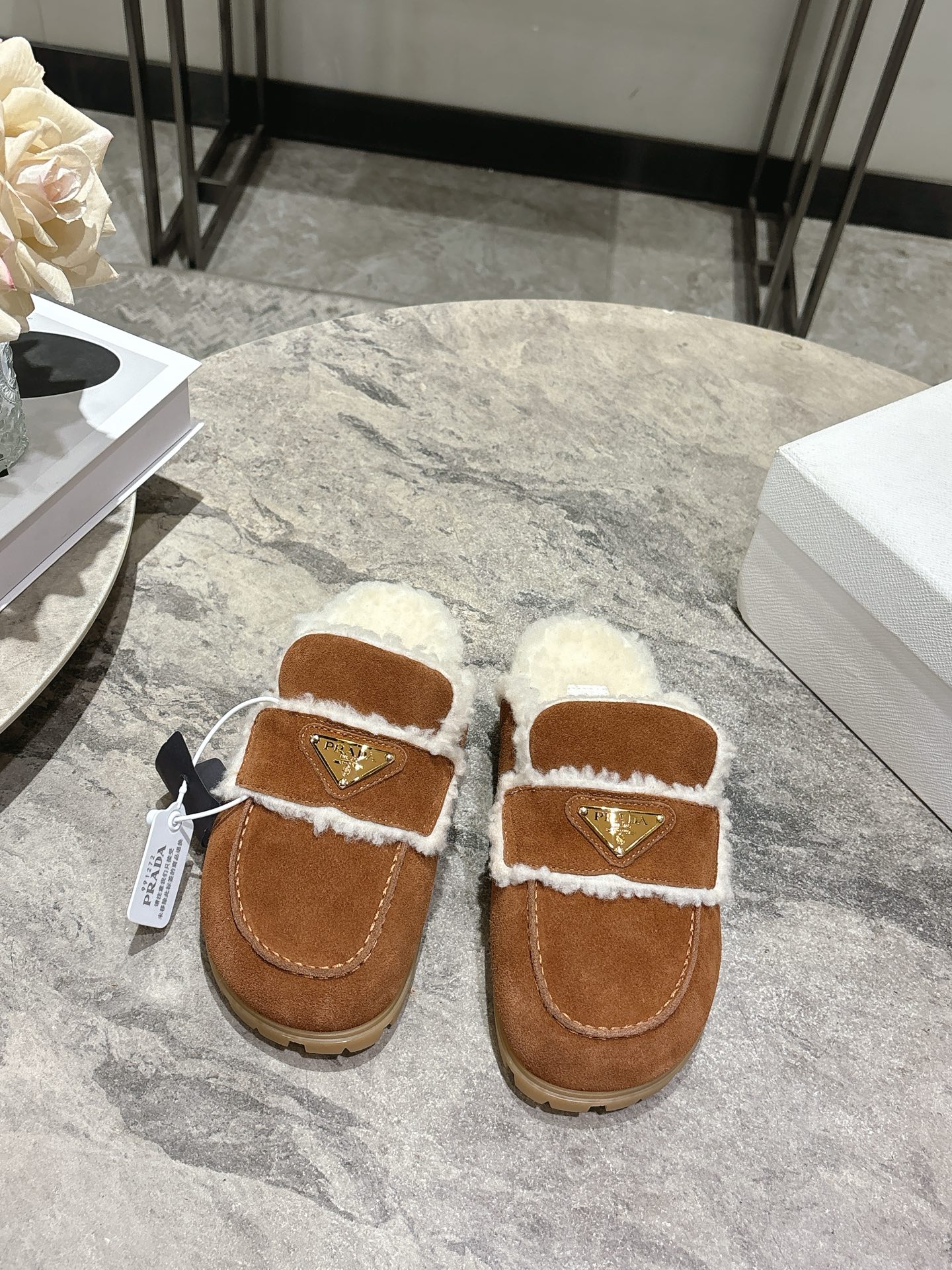 NO:630110,Exclusive launch of Prada's new thick-soled British-style toe-cap furry slippers. They look good no matter how you wear them. This summer's favorite among fashionistas. They don't look very comfortable. They are super comfortable on the feet. Fabric: imported rubbed cowhide. Lining: synthetic wool. Outsole: two-color ultra-light TPU infused sole. Size: 35-39 (customized at 40.41), semi-slippers, prada, prada, slippers.19860909独家首发Prada普拉达厚底新款英伦风包头毛毛拖鞋 怎么穿都好看今夏时髦精最爱 看起来不怎么舒服 上脚超级舒服 面料:进口擦色牛绒 内里:合成植羊毛 大底:双色超轻TPU灌注底 码数:35-39(40.41定做),半拖毛毛鞋,prada,prada,slippers,Women's Shoes