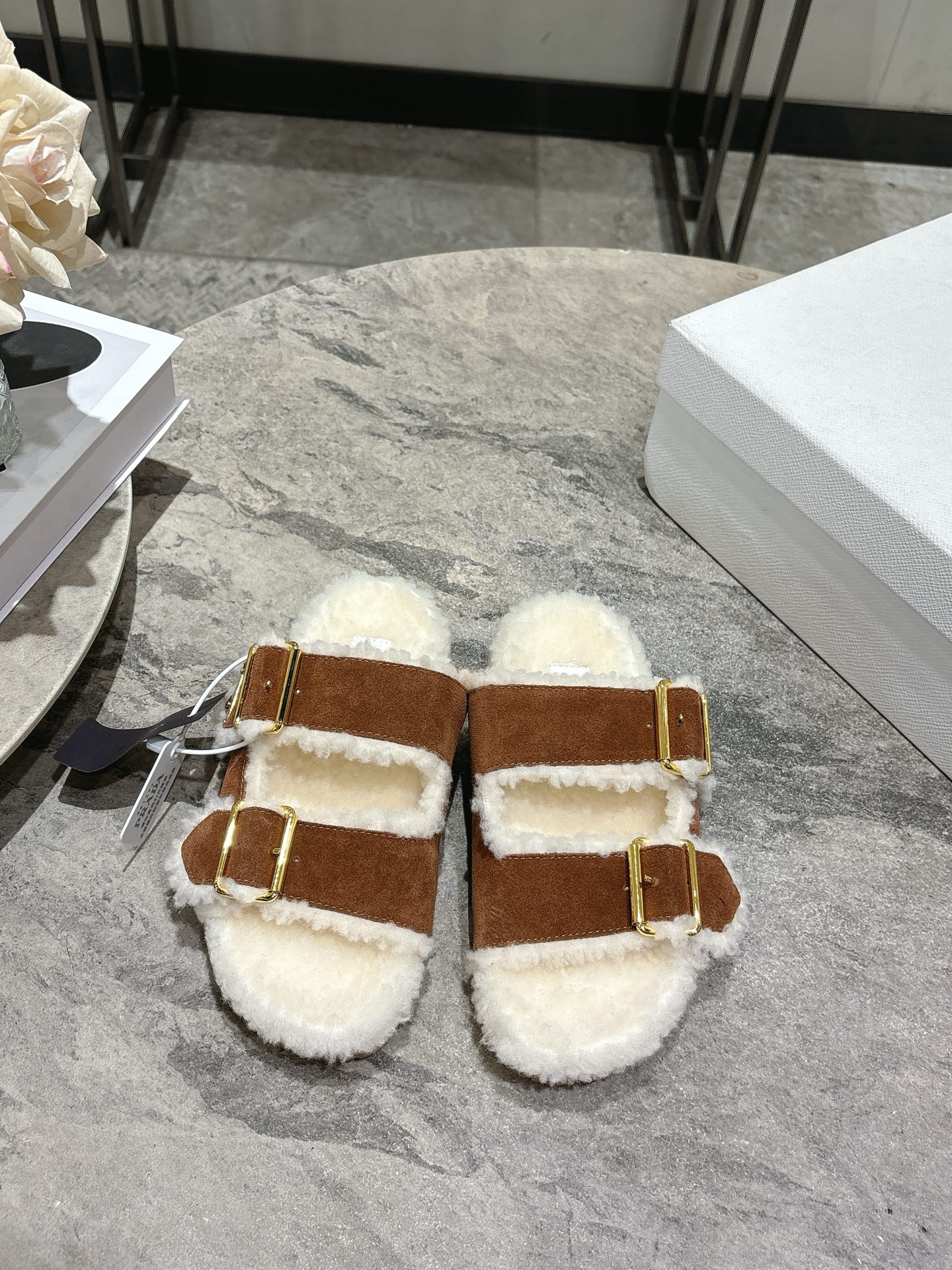 NO:630106,Exclusive launch of Prada's new thick-soled British-style open-toed fur slippers. They look good no matter how you wear them. This summer's favorite among fashionistas. They don't look very comfortable. They are super comfortable on the feet. Fabric: imported rubbed cowhide. Lining: synthetic wool. Outsole: two-color ultra-light TPU infused sole. Size: 35-39 (customized at 40.41), semi-slippers, prada, prada, slippers.19860909独家首发Prada普拉达厚底新款英伦风露趾毛毛拖鞋 怎么穿都好看今夏时髦精最爱 看起来不怎么舒服 上脚超级舒服 面料:进口擦色牛绒 内里:合成植羊毛 大底:双色超轻TPU灌注底 码数:35-39(40.41定做),半拖毛毛鞋,prada,prada,slippers,Women's Shoes