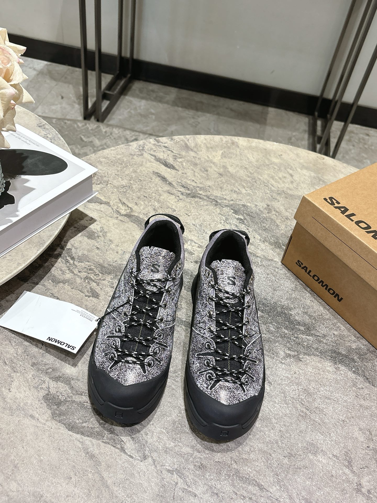 NO:630093,Salomon Salomon 25SS new hiking shoes and running shoes Salomon's products are known for their excellent quality and unique design, focusing on product functionality and durability while taking into account fashion sense. This hybrid model features a premium design including a long suede upper, rubber toe box and side power straps to protect your feet in all terrains while offering superior functionality inspired by mountaineering. This latest model features a cool green colorway, 30 open mesh, embroidered details and flat laces for a cool look. It's a premium model that's understated yet eye-catching. Calf leather upper with horse hair Mesh lining Outsole Original molded outsole SIZE35-39 40-44 (customized for women 40 men 45), casual shoes/sports shoes, loro piana, sneakers, cowhide19860909Salomon萨洛蒙25SS新款登山鞋跑鞋 Salomon 的产品以卓越的品质和独特的设计著称,注重产品的功能性和耐用性,同时兼顾时尚感.X-ALP SUEDE 是一款扎根于 Salomon 登山历史的鞋款,其灵感源自适合穿越岩石地形和山路的登山鞋. 这款混合鞋款采用优质设计,包括长绒面革鞋面、橡胶鞋头和侧边动力带,可在各种地形中为您的双脚提供保护,同时兼具源自登山运动的卓越功能性.这款最新款采用靓丽的绿色配色、30 开放式网眼、刺绣细节和扁平鞋带,打造酷炫外观.这是一款低调却又引人注目的优质鞋款. 鞋面牛皮花皮配马毛 内里网布 大底原版开模大底 SIZE35-39 40-44(女40男45定做),休闲鞋/运动鞋,loro piana,sneakers,cowhide,Women's Shoes