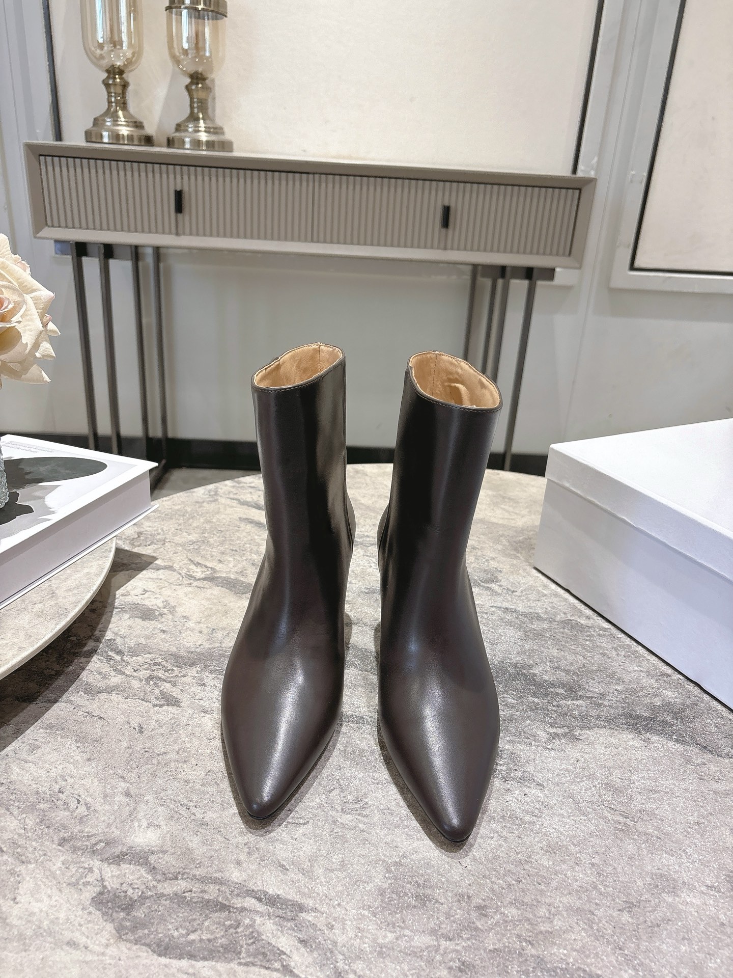 NO:630081,Maison Margiela 25 new autumn and winter side zipper high-heeled boots and short boots!  Simple and versatile pointed-toe boots, Nordic niche style~simple design and unique head shape design make the feet more free and comfortable!  You can go wherever you want...no restrictions!  The sleeve design is simple and smooth lines modify the shape of the foot, making it easy to wear, comfortable and durable!  The upper is made of original calfskin, the lining is water-dyed cowhide, and the original leather outsole imported from Italy!  Heel height: 7.5cm Size: 35-40 (40 orders are not returnable) Comes with original packaging, boots, masion margiela, boots, cowhide, Leather soles19860909Maison Margiela马吉拉25秋冬新款侧拉链高跟长靴短靴！ 简易百搭尖头靴子,北欧小众风情～简约的设计 独特头型设计 让脚丫子变的更加自由自在！想怎么走,就怎么走 ……无约束！套筒设计简单的流畅线条修饰脚型,好穿舒适耐看！ 鞋面采用原版小牛皮 内里垫脚水染牛皮 意大利进口原色真皮大底！ 跟高:7.5cm 码数:35-40（40订做不退换） 配原版包装,靴子,masion margiela,boots,cowhide,Leather soles,Women's Shoes