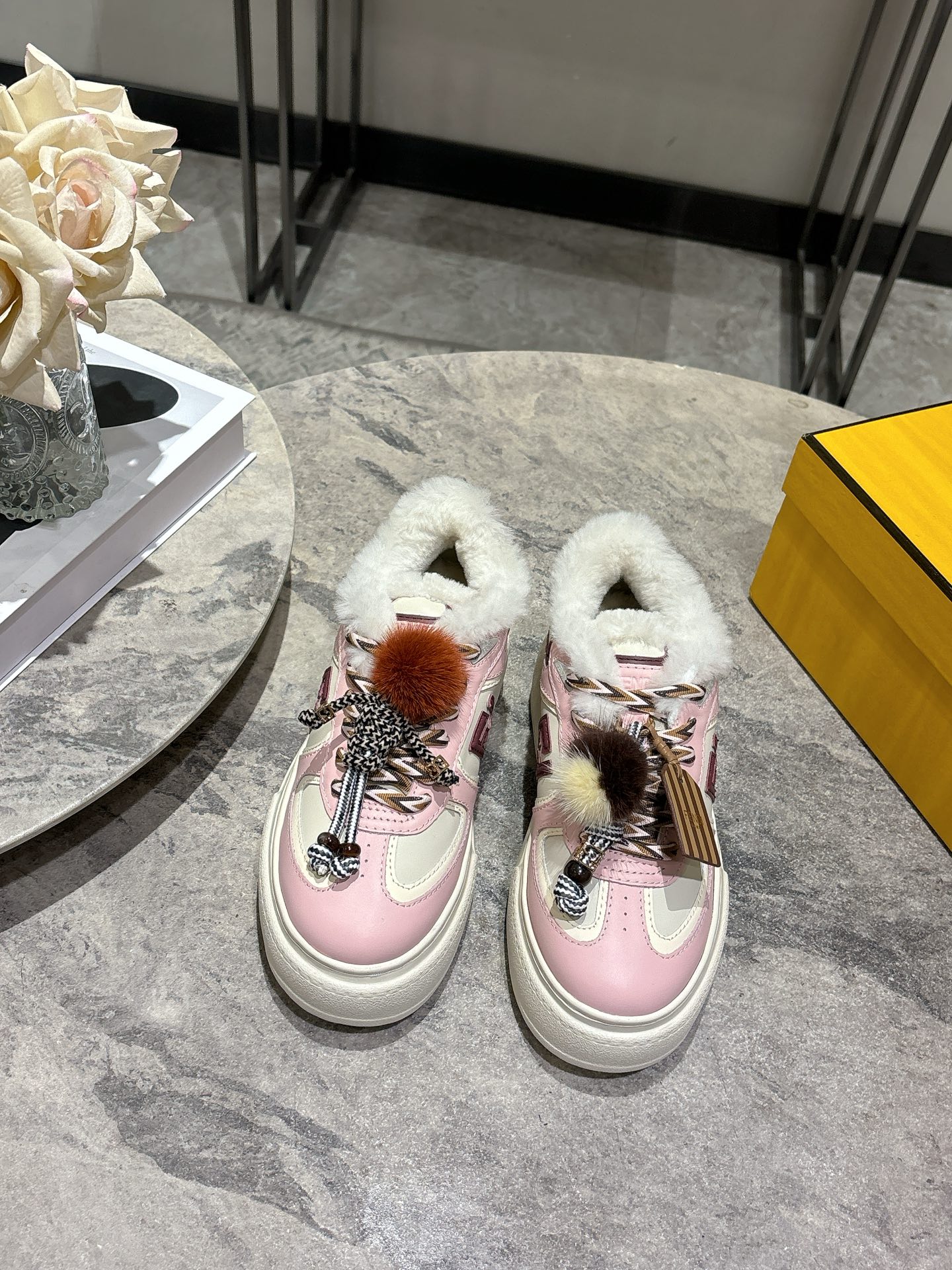 NO:629152,FENDI Match Platform wool sneakers fly across the city, full of whimsical ideas. FENDI Match Platform sneakers jump freely with the rhythm. The smart shape echoes the dynamic color matching/multiple colors to find fun moments. Super cute match sneakers with two small fur pendants. The pendants can be removed and hung on the bag, or exchange friendship charms with good friends. After being removed, the match is also very versatile and looks good when put on. Automatic **5 cm [doge] All cowhide original craftsmanship All real wool  Original color matching doll IP foam ultra-light thick sole size 35-39 (customized for 40), casual shoes/sports shoes furry shoes, fendi, tom ford, sneakers, cowhide19860909FENDI Match Platform羊毛运动鞋 飞跃都市,满载奇思妙想山 FENDI Match Platform运动鞋 随节奏自由跃动』 灵动造型呼应活力配色/多元色彩寻往乐趣时刻 超可爱带两个小皮草挂件的match运动鞋.挂件可以拆下挂在包包上,或者和好朋友交换friendship charm. 拆下来后的match也很百搭好看穿上自动**5厘米[doge] 全牛皮原版工艺 全真羊毛 原版配色玩偶 IP发泡超轻厚底 size 35-39(40定做),休闲鞋/运动鞋毛毛鞋,fendi,tom ford,sneakers,cowhide,Women's Shoes