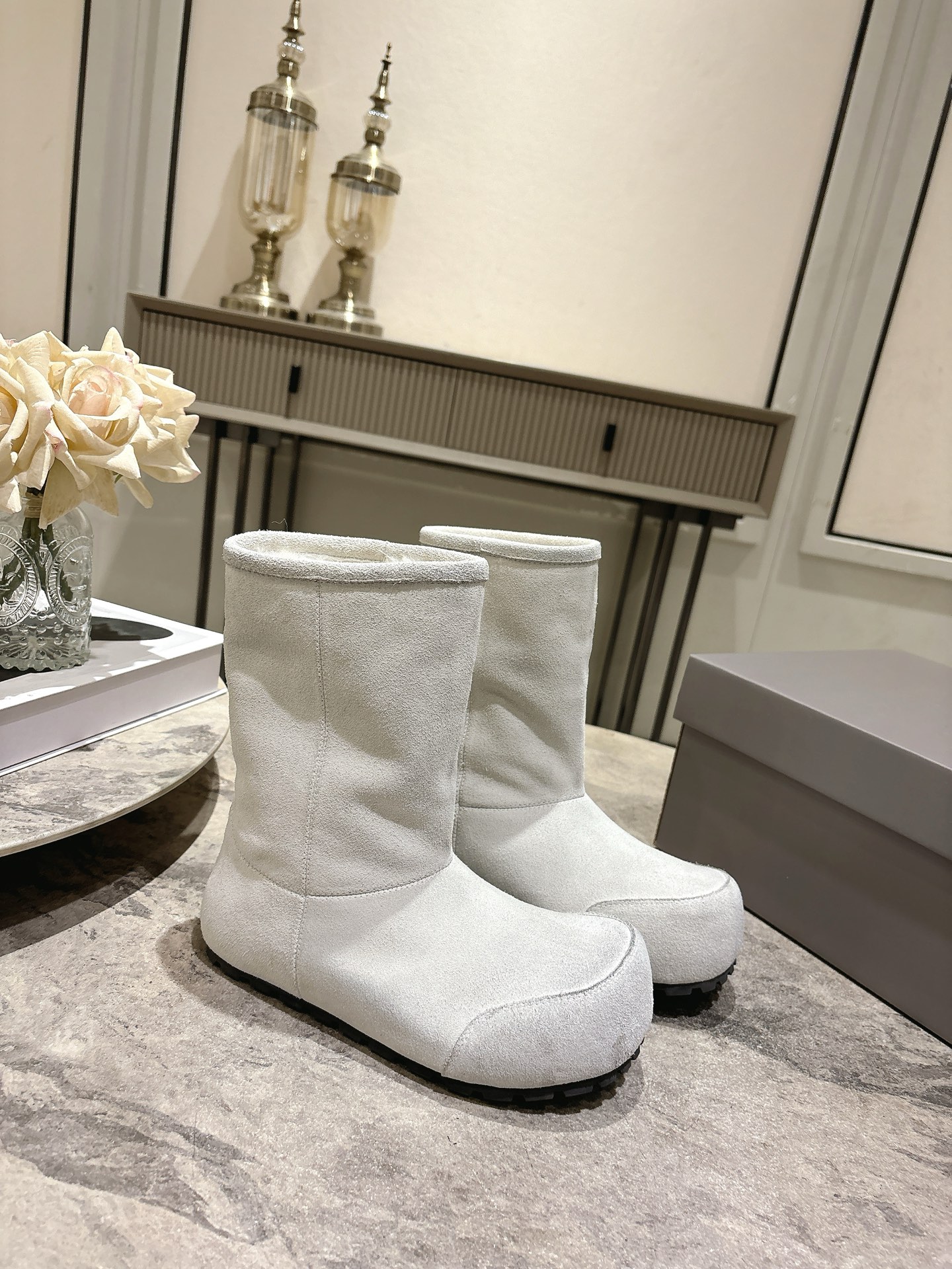 NO:630099,, BALENCIAGA Balenciaga ski series, the latest wool snow boots, genuine purchase, development, perfect replica. The designer launches to explore the concept of originality and appropriation in the fashion industry, pay tribute to inheritance and classics with a new series, break the conventional design with the iconic Balenciaga abstraction, collide with new ideas that are witty and harmonious, original one-to-one production, all fabrics are customized, double-layer upper, one layer inside and one outside, exclusive molded outsole  Size35-40 (40 is custom-made and cannot be returned or exchanged), snow boots, balenciaga, balenciaga, boots19860909, BALENCIAGA巴黎世家滑雪系列 最新款 羊毛雪地靴 正品购入开发 完美复刻 设计师推出探索时尚界对于原创与挪用的概念、以全新系列致敬传承与经典,以标志性Balenciaga抽象打破常规设计 碰撞出诙谐又和谐的新创意、原版一比一做法、面料全部定制 双层鞋面里外一层 独家开模大底 Size35-40（40订做不退换）,雪地靴,balenciaga,balenciaga,boots,Women's Shoes