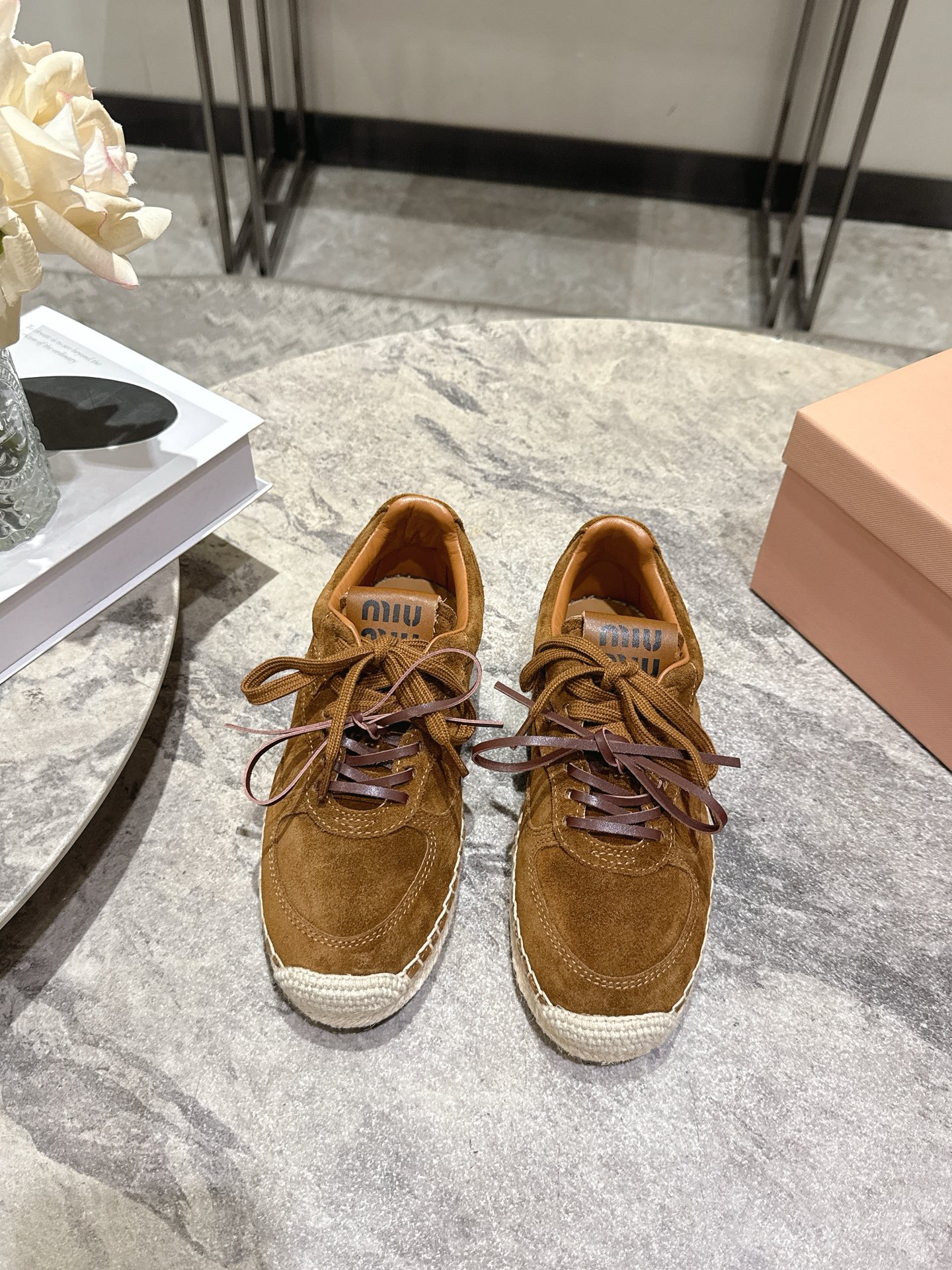 NO:630084,Miu Miu 2026 Spring and Summer New Style Retro Moral Shoes Hemp Sole Fisherman Shoes Catwalk Models Close-ups of the details of the Miu Miu series The trend of the new season is the concept of love at the moment, multiple collisions, retro hemp soles, conveying modern style~ Looks good no matter how you wear it, the favorite of fashionistas Material cow suede Sheepskin lining Outsole Original molded hemp rope + TPU sole  Size 35-39 (40 customized), casual shoes/sports shoes, miumiu, sneakers, espadrilles, sheepskin19860909Miu Miu缪缪 2026春夏新款 复古德训鞋 麻绳底渔夫鞋 走秀款 工艺来自Miu Miu系列的细节特写 新季的潮流此刻挚爱的概念,多元对撞,复古麻绳底,传达现代风格~ 怎么穿都好看,时髦精最爱 面料牛反绒 内里羊皮 大底原版开模麻绳+TPU鞋底 码数35-39（40订做）,休闲鞋/运动鞋,miumiu,sneakers,espadrilles,sheepskin,Women's Shoes