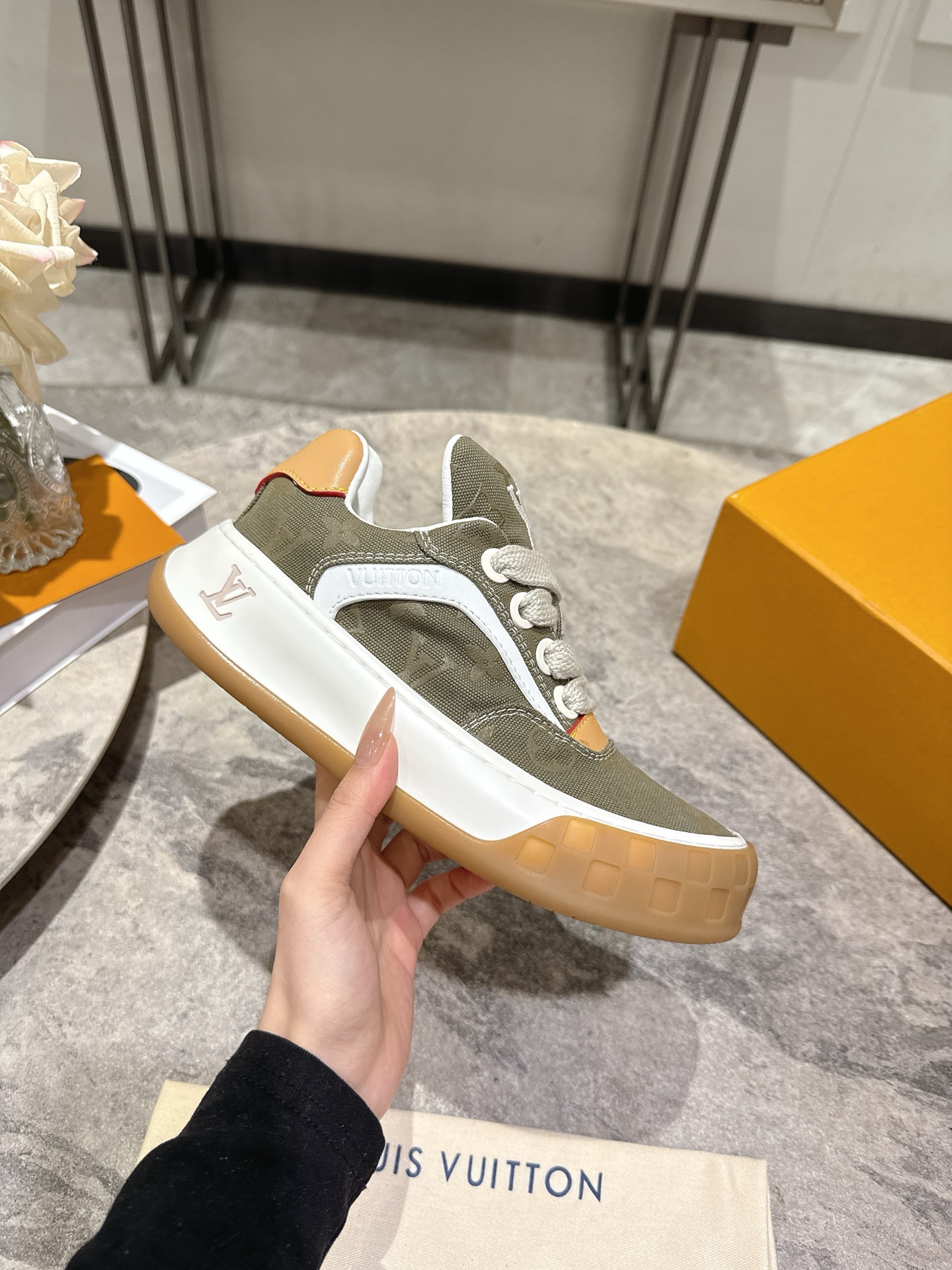 NO:630088,Lv's latest autumn and winter couple's new Tilted men's skateboard shoes, low-cut sneakers, thick-soled biscuit shoes, this pair of shoes must be picked up. Casual and versatile, the trendy casual sneakers have rubber soles that are light and wear-resistant, making daily wear stress-free. The tongue, heel and insole have the Louis Vuitton logo, and the details are super exquisite. They can be easily worn in jeans or casual pants, suitable for commuting and leisure, and are fashionable and practical!  size 35-45, casual shoes/sports shoes, louis vuitton, louis vuitton, sneakers, jeans19860909Lv秋冬最新款情侣款新款Tilted男士滑板鞋 低帮运动鞋 厚底饼干鞋 这双鞋必须拿下 休闲百搭 跟上潮流的休闲运动鞋橡胶鞋底轻盈耐磨,日常穿搭无压力.鞋舌 后跟 和鞋垫有Louis Vuitton标识,细节超精致.无论牛仔裤还是休闲裤都能轻松驾驭,通勤休闲都适合,时尚实用两不误！ size35-45码,休闲鞋/运动鞋,louis vuitton,louis vuitton,sneakers,jeans,Women's Shoes