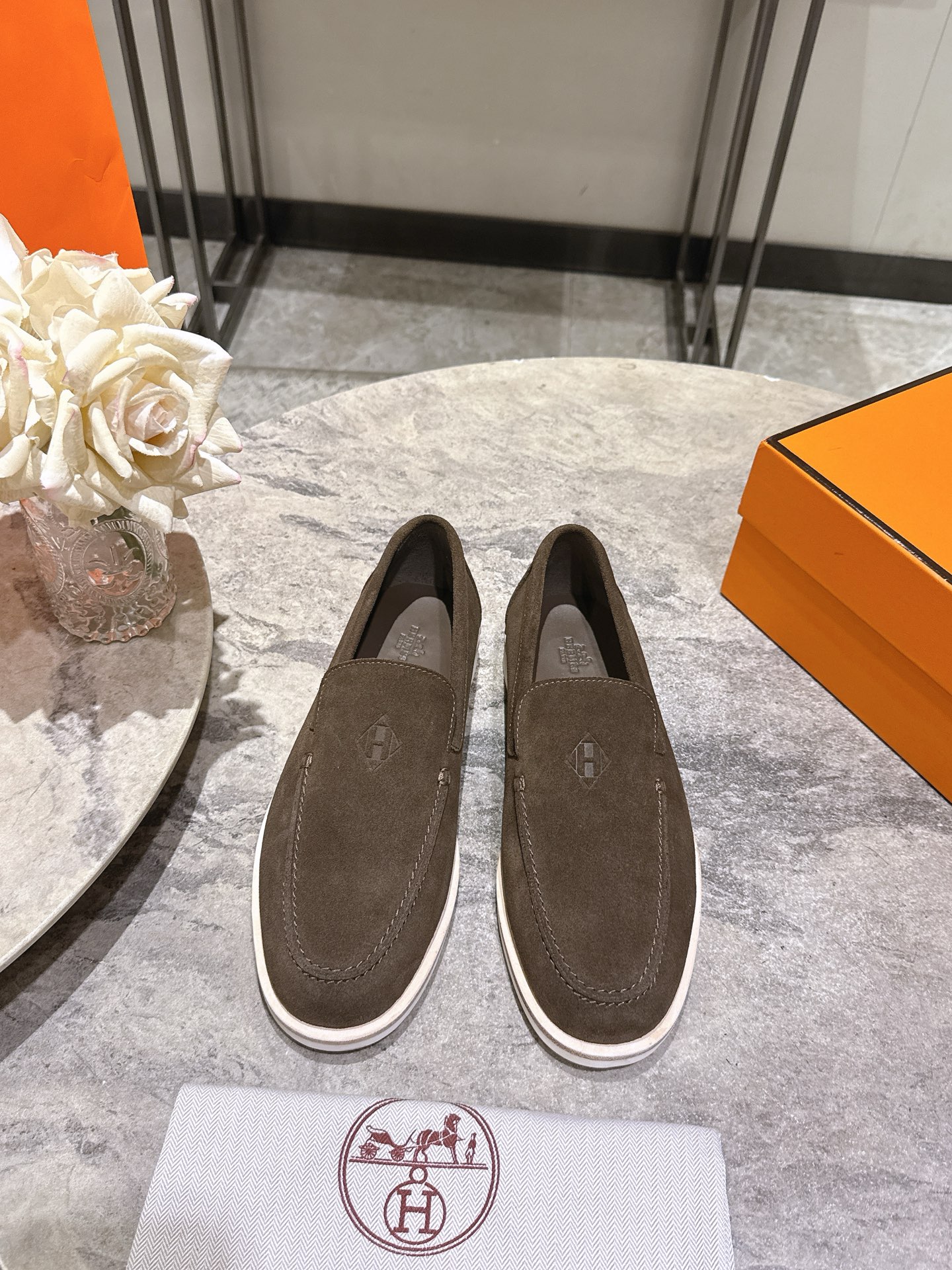 NO:652721,Women Men 10, Hermès Mocassins Low is a typical Hermès old-money couple's slip-on men's loafers. The calfskin texture is high-grade, low-key and noble, and it goes well with suits and coats. It is matched with rubber soles and classic 'H'-shaped uppers. The style is comfortable to wear and creates a casual urban style. Original materials are made one to one. Complete packaging Imported cowhide + cowhide lining + customized rubber outsole  Size: Female 35-39 Male 39-44 (Female 40.41. Male 45.46 custom-made and non-refundable), loafers, hermes, hermes, loafers, business suit, cowhide19860909女 男10, Hermès Mocassins Low 是典型的爱马仕老钱情侣款一脚蹬懒人鞋男士乐福鞋.小牛皮纹理高级,低调贵气,搭西装、大衣都非常有范 搭配橡胶鞋底,经典“H”型鞋面. 款式穿着感受舒适,打造休闲都市风格. 原版材料一比一做法 全套包装 进口牛皮+牛皮内里+定制橡胶大底 码数:女35-39 男39-44(女40.41.男45.46定做不退换),乐福鞋,hermes,hermes,loafers,business suit,cowhide,Women's Shoes
