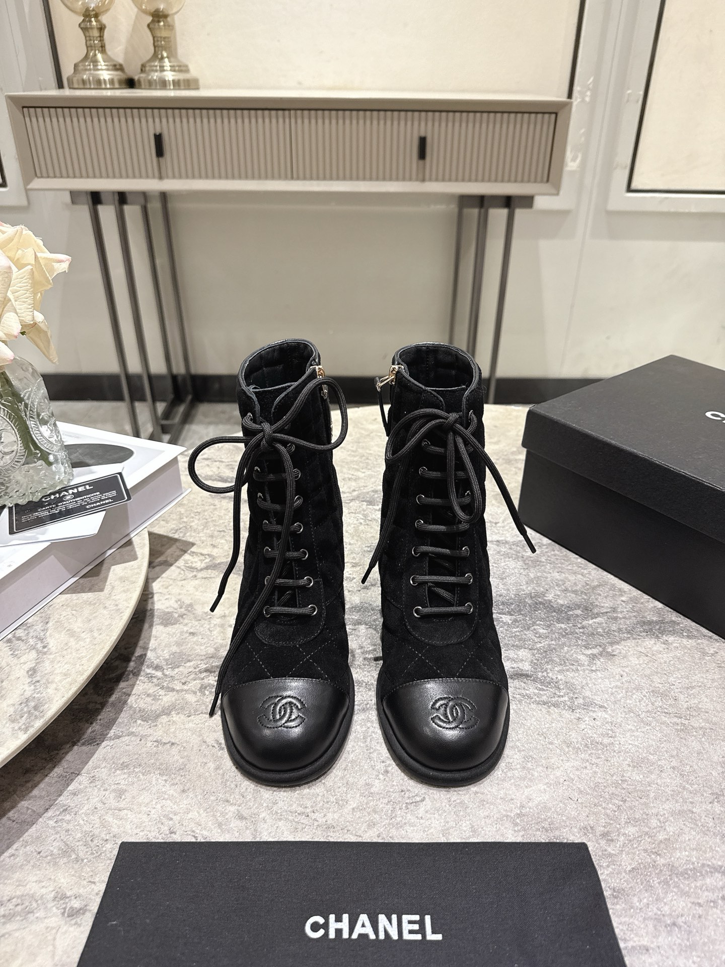 NO:648796,CHANEL* Chanel 2026 early spring new top classic color-blocked rhombus nude boots!  Three-dimensional rhombus boots incorporating soulful classic elements are a must-have style every season!  The characterization of details will definitely stand the test!  The upper is made of Italian top-grade suede cowhide, with exquisite wiring. The special interlayer between the upper and the inner lining makes each rhombus full and textured, and the double C logo on the toe is three-dimensional!  The imported sheepskin inside is delicate and smooth, and the elegant temperament is ready to come out!  Definitely one not to be missed!  Heel height 7cm, size: 35-39 (40.41 customized), boots, chanel, chanel, boots, cowhide, sheepskin19860909CHANEL* 香奈儿2026早春新品顶级经典拼色菱格裸靴！融入灵魂经典元素的立体菱格靴是每季必备款式！细节的刻画绝对经得起考验！鞋面采用意大利顶级牛反绒牛皮,走线精致,鞋面与内里中间特殊的夹层使得每个菱格都饱满有质感,鞋头的双C标志呈立体感！内里进口羊皮,细腻柔滑,优雅的气质呼之欲出！绝对是不可错失的一款！跟高7cm,码数:35-39(40.41定做),靴子,chanel,chanel,boots,cowhide,sheepskin,Women's Shoes