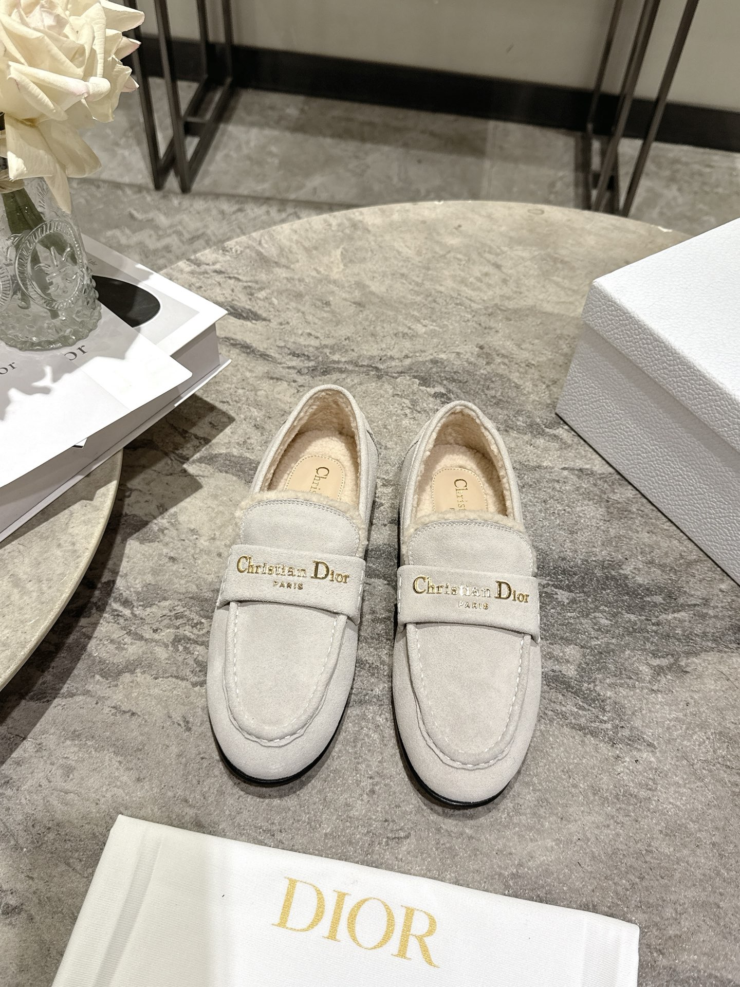 NO:648763,, Dior 25ss new Dior round toe flat loafers for autumn and winter. This My Dior slingback high-heeled shoe is a new product of the 2025 autumn and winter ready-to-wear series, exquisite and elegant. It is carefully made of cow leather, with a pointed toe design, embellished with a gold-finished metal Christian Dior Paris logo, which is highly recognizable and highlights Dior's extraordinary craftsmanship. With adjustable straps and graphic style heels, the fashionable design is more elegant. Cowhide upper, wool lining  Outsole genuine leather + injection molding SIZE35-39 (customized at 40.41), loafers, dior, loafers, high heels, cowhide19860909, Dior 25ss 秋冬新款Dior圆头平底乐福鞋 这款 My Dior 露跟高跟鞋是2025秋冬成衣系列新品,精致优雅.采用牛皮革精心制作,尖头设计,点缀以金色饰面金属 Christian Dior Paris 标志,富有辨识度,彰显 Dior 非凡的精湛工艺.搭配可调节系带和图形风格鞋跟,令时尚的设计更显典雅. 鞋面牛皮 内里羊毛 大底真皮+注塑射出 SIZE35-39（40.41定制）,乐福鞋,dior,loafers,high heels,cowhide,Women's Shoes