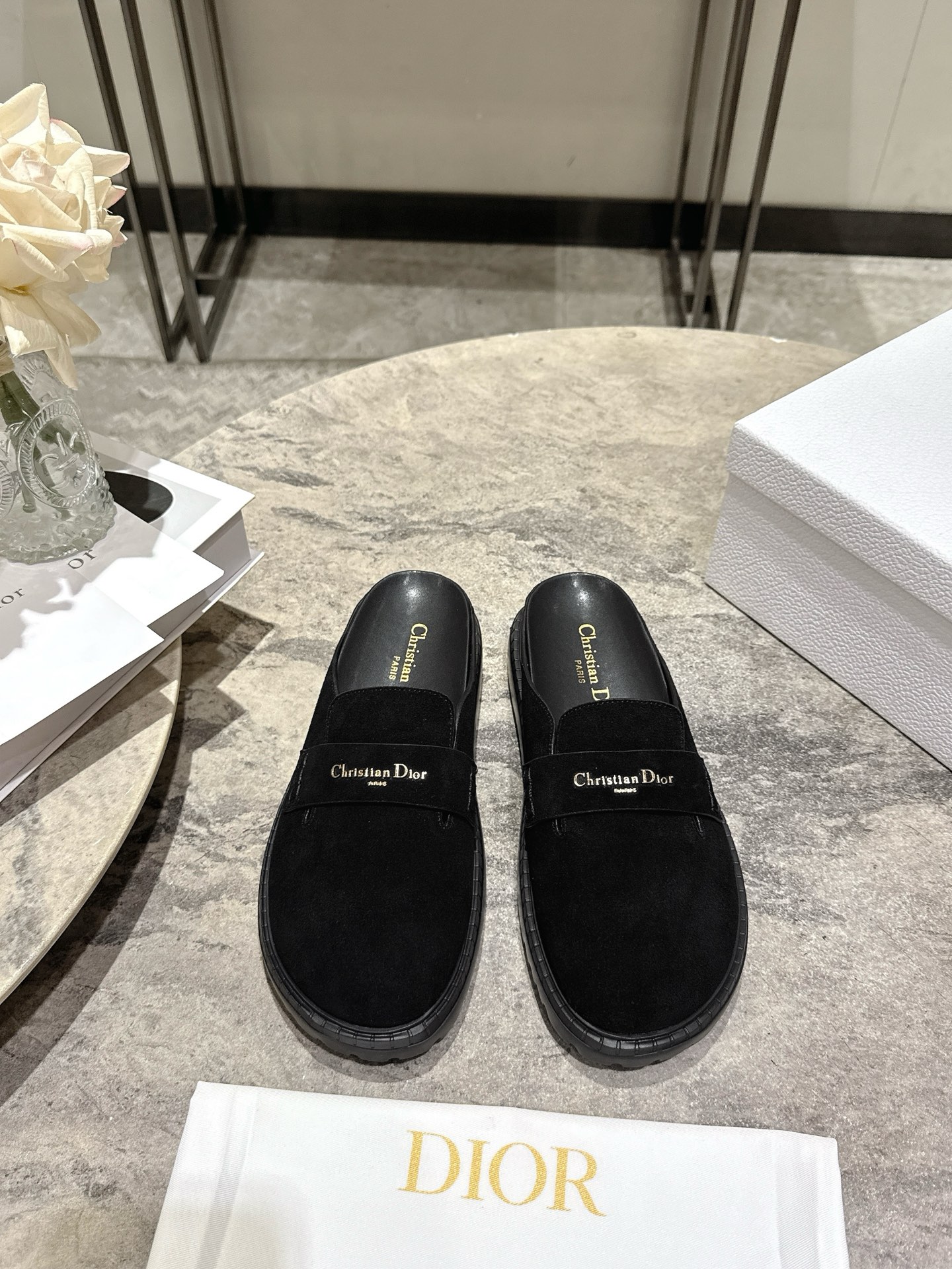 NO:648772,, Dior 2025 vs the latest popular casual loafer series... [Round-toe semi-slipper loafers] A beautiful shoe that has been cultivated by major celebrities and internet celebrities. The top version of the matching item is effortlessly fashionable. The upper foot has a casual temperament for commuters, fashionable streets, casual and casual dates. The front is decorated with the golden Christian Dior PARIS logo. Integrated with Dior's extraordinary exquisite craftsmanship.  Reinterpret the classic design. Full of details...the quality is completely consistent with that of the counter. The fabric is original custom-made oxen, the lining is original custom-made sheepskin, the feet are original custom-made sheepskin bag water table, the outsole is original molded foaming bottom, the packaging is original full set of packaging, code number 35-39 (40.41 customized, non-refundable), half drag, dior, loafers, sheepskin19860909, Dior2025vs最新爆款休闲乐福单鞋系列……【圆头半拖乐福鞋】 各大明星网红纷纷种草的一款美鞋、顶版搭配单品里就是毫不费力的时髦穿搭. 上脚气质 随性 通勤上班族 时髦街头.约会随意休闲. 正面饰以金色Christian Dior PARIS标志. 再融入 Dior 非凡的精湛工艺. 重新诠释经典设计.细节满满…品质完全与专柜一致. 面料原版定制牛猄 内里原版定制羊皮 垫脚原版定制羊纹包水台 大底原版开模发泡成型底 包装原版全套包装 码数35-39（40.41定制不退换）,半拖,dior,loafers,sheepskin,Women's Shoes