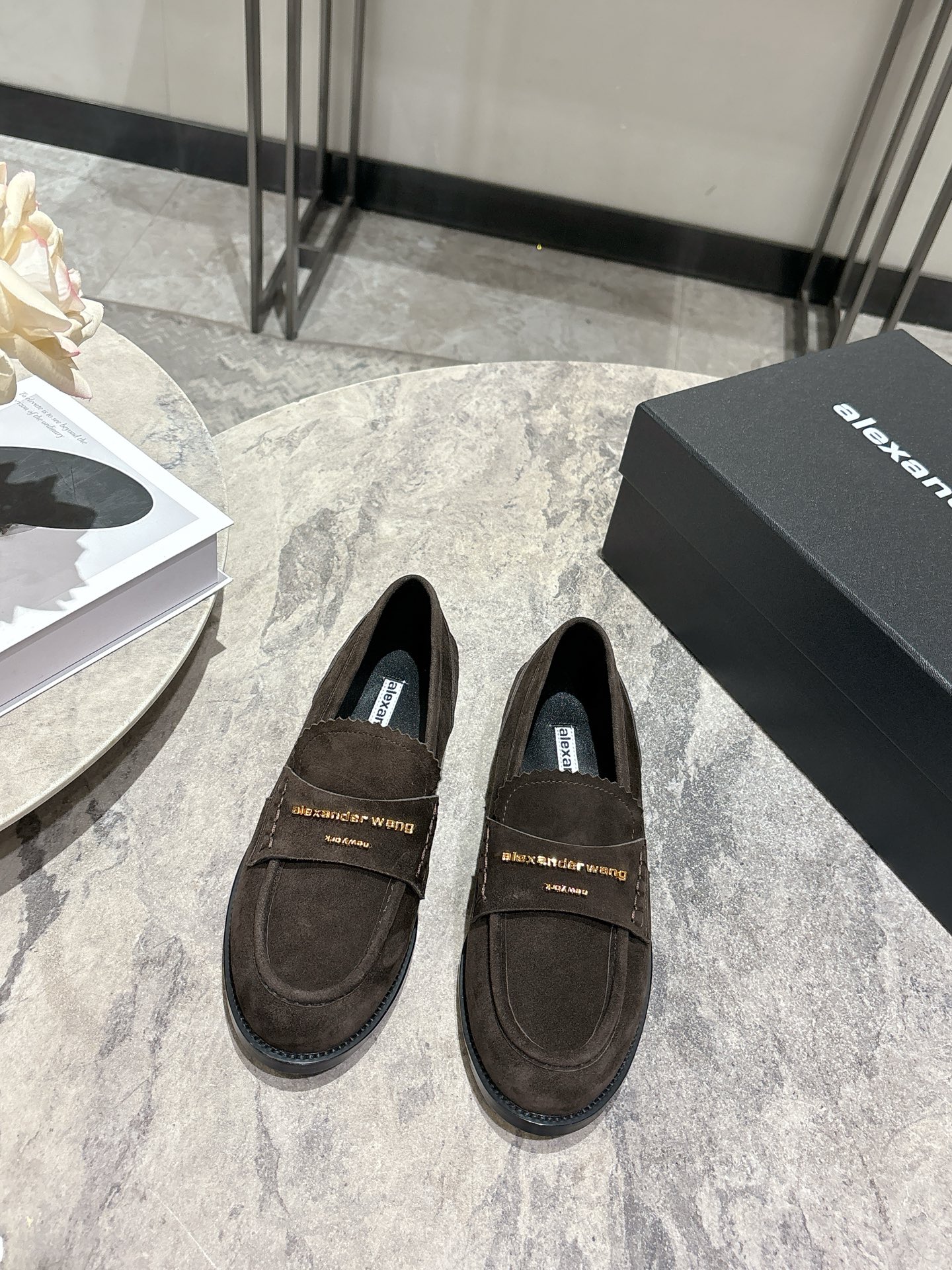 NO:648750,, Alexander Wang's 26 early spring new round-toe casual shoes loafers. The webbing decoration on the shoe body is printed with the word 'Alexander Wang', which is a highly recognizable element of the brand. The lace-less slip-on design + low-cut style is a classic loafer shoe style, with both casual and light formal feel. Made of suede fabric, the texture is soft and has a matte high-end feel. It belongs to the 'American cool casual style', which has the sophistication of a light luxury brand and a touch of Alexander  Wang's signature street relaxation is suitable for various daily wear scenarios. The sole is designed with a low thickness, which combines comfortable foot feel with a slight heightening effect, so that the feet are not tired for daily wear. Upper sheepskin lining sheepskin outsole original molded outsole increased by 1cm size 35-39 (customized size 40 is non-refundable), loafers, alexander wang, loafers, sheepskin, sheep19860909, Alexander Wang大王26早春新款圆头休闲鞋乐福鞋 鞋身的织带装饰上印有“Alexander Wang”字样,是品牌高辨识度的元素.无鞋带的套脚设计+低帮款式,是经典的乐福鞋型,兼具休闲与轻正式感.采用绒面革面料,质感柔软且自带哑光高级感. 属于“美式酷感休闲风”,既有轻奢品牌的精致度,又带着Alexander Wang标志性的街头松弛感,适配日常多种穿搭场景.鞋底是低厚底设计,兼顾舒适脚感与轻微增高效果,日常穿着不累脚. 鞋面羊京 内里羊皮 大底原版开模大底 增高1cm size35-39（40码定制不退换）,乐福鞋,alexander wang,loafers,sheepskin,sheep,Women's Shoes