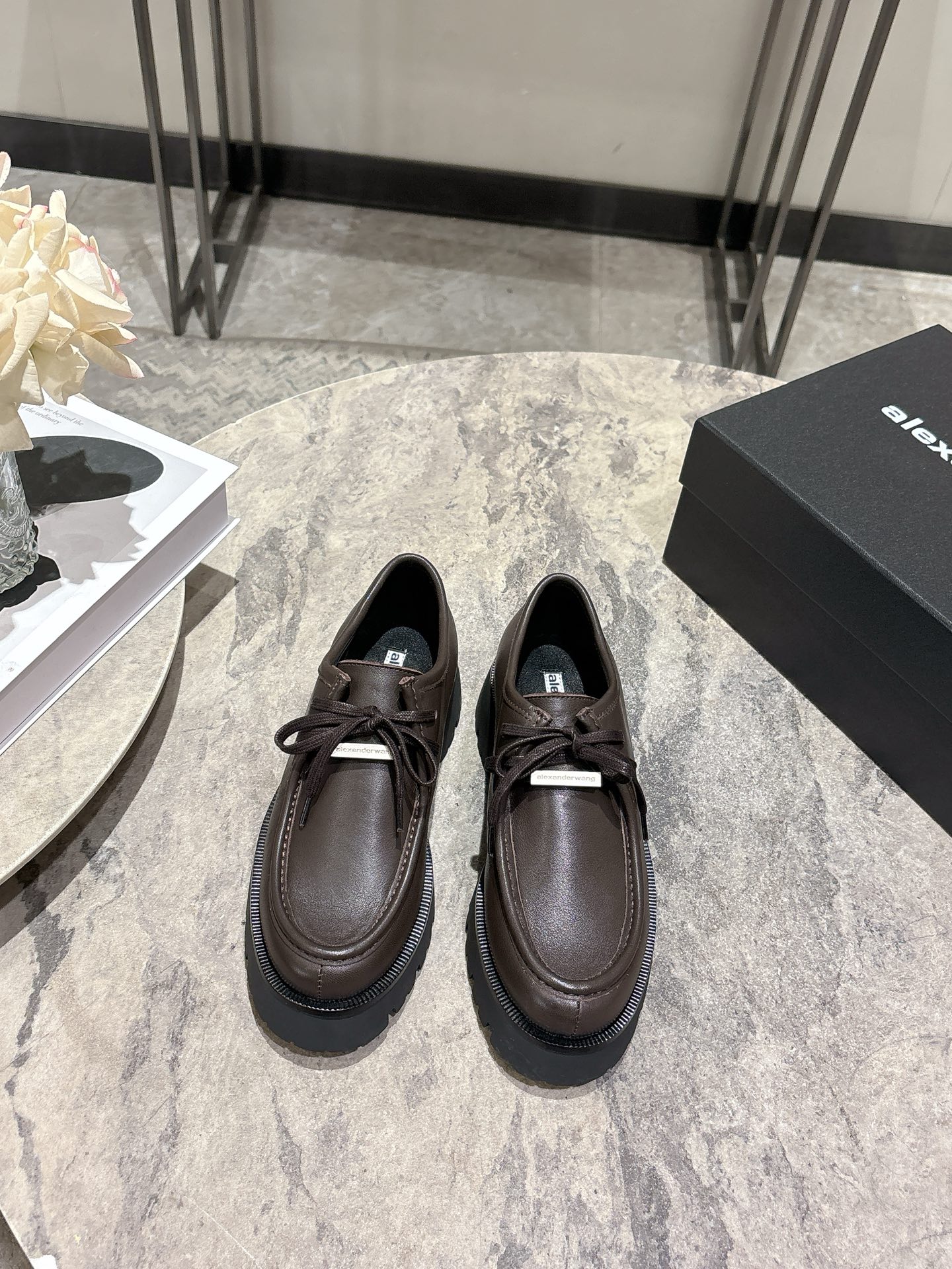 NO:648757,, Alexander Wan*g's new early spring round-toe casual shoes, thick-soled Derby shoes, are made of glossy leather/matte leather fabrics. The black and brown colors are versatile autumn and winter colors. The leather is soft and the texture is high-end. The thick-soled design takes into account the comfort of the feet, and the lace-up style can be adjusted to fit different foot types.  It belongs to the 'dark retro casual style', which can be paired with suit pants to create a light formal look, or can be worn with jeans and overalls for a relaxed street style, suitable for a variety of wearing scenarios. Upper cowhide leather lining sheepskin outsole original molded outsole increased by 5cm size 35-39 (customized size 40 is non-refundable), loafers, alexander wang, loafers, jeans, business suit, cowhide, sheepskin19860909, Alexander Wan*g 大王26早春新款圆头休闲鞋厚底德比鞋 采用亮面皮革/哑光皮革面料,黑、棕配色都是百搭的秋冬色系,皮质柔软且质感高级.厚底设计兼顾脚感舒适,系带款式可调节松紧,适配不同脚型. 属于“暗黑复古休闲风”,既能搭配西装裤打造轻正式造型,也能配牛仔裤、工装裤走街头松弛感路线,适配多种穿搭场景. 鞋面牛皮 内里羊皮 大底原版开模大底 增高5cm size35-39（40码定制不退换）,乐福鞋,alexander wang,loafers,jeans,business suit,cowhide,sheepskin,Women's Shoes