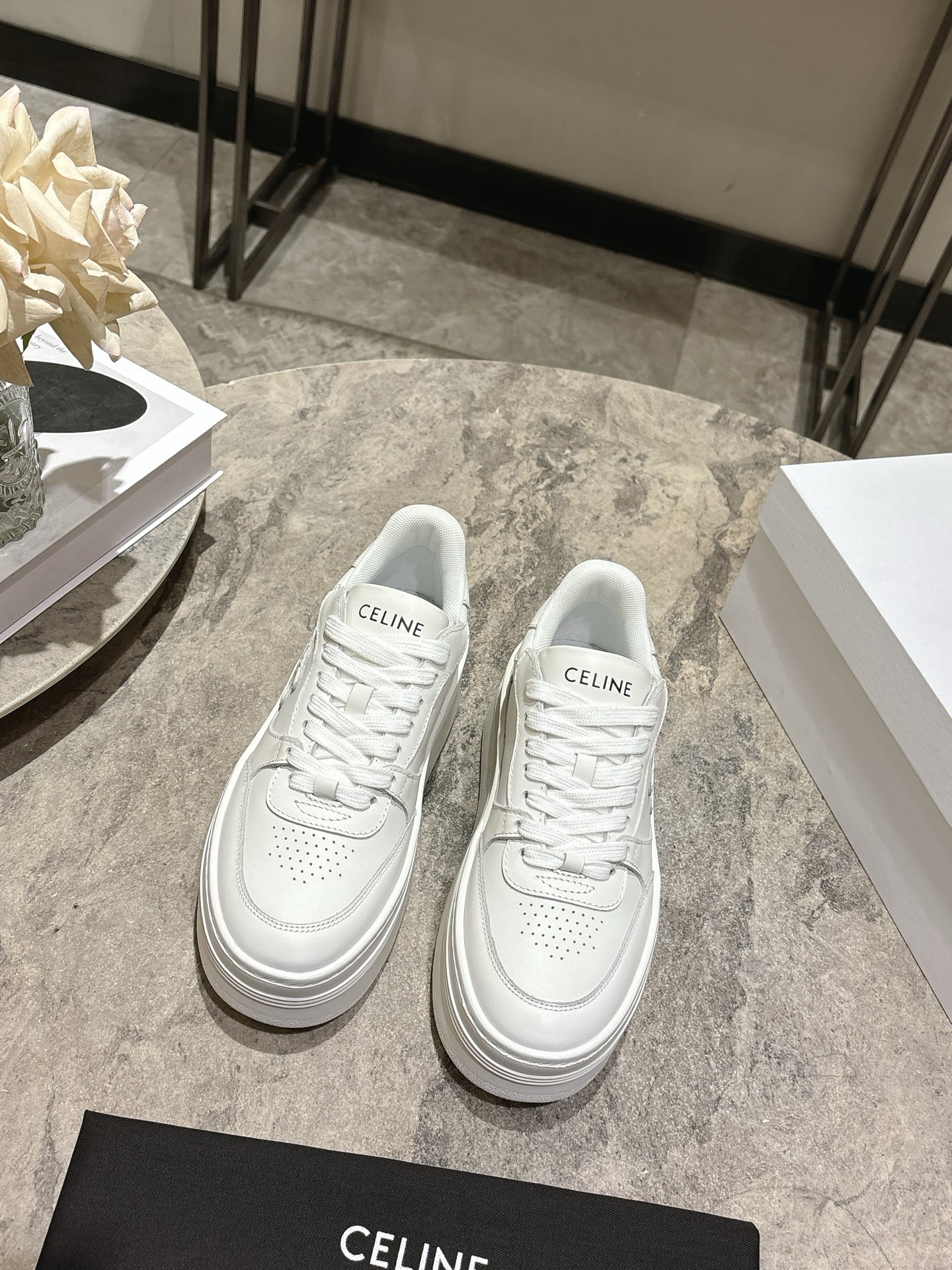 NO:648744,Exclusive upgraded version, thick-soled E V A ultra-light outsole!  Celine's 2026 spring and summer new classic thick-soled casual white shoes are one of the most popular items!  Liu Wen Yang Mi  The same style as Lisa, it is both gorgeous and practical. Its texture is in line with the seemingly contradictory style of casual and gorgeous, and its leather goods and accessories, from leather bags to leather bags, highlight pragmatism on the basis of luxury. This pair is casual and full of street style, and a pair of white shoes will always be missing in the shoe cabinet.  These white shoes are the best choice this year. Different from the bad ones on the street, CELINE white shoes have its own unique design. The leather upper is very easy to take care of. It is original and unique. The LOGO on the side and heel makes it simple and not out of character. It is a perfect pair of white shoes~  Size: 35-39 (40.41 customized, non-refundable), casual shoes/sports shoes, celine, sneakers19860909独家升级版本,厚底E V A超轻大底！ Celine 思琳2026春夏新品经典厚底休闲小白鞋 最火单品之一！刘雯 杨幂 lisa同款,华丽又实用,本身的质感符合休闲华丽这个看似矛盾的风格,而其皮件及配件从皮包,到都在奢华的基础上突出实用主义.这双休闲,充满街头感的一双,鞋柜里永远都缺一双小白鞋,而今年这款小白鞋是不二之选.与烂大街的不同,CELINE小白鞋有它自己独特的设计,皮革鞋面非常好打理,独出心裁,别具一格,侧面与后跟的LOGO让他简单又不失调性,完美的一双小白鞋~ 码数:35-39（40.41定做不退换）,休闲鞋/运动鞋,celine,sneakers,Women's Shoes
