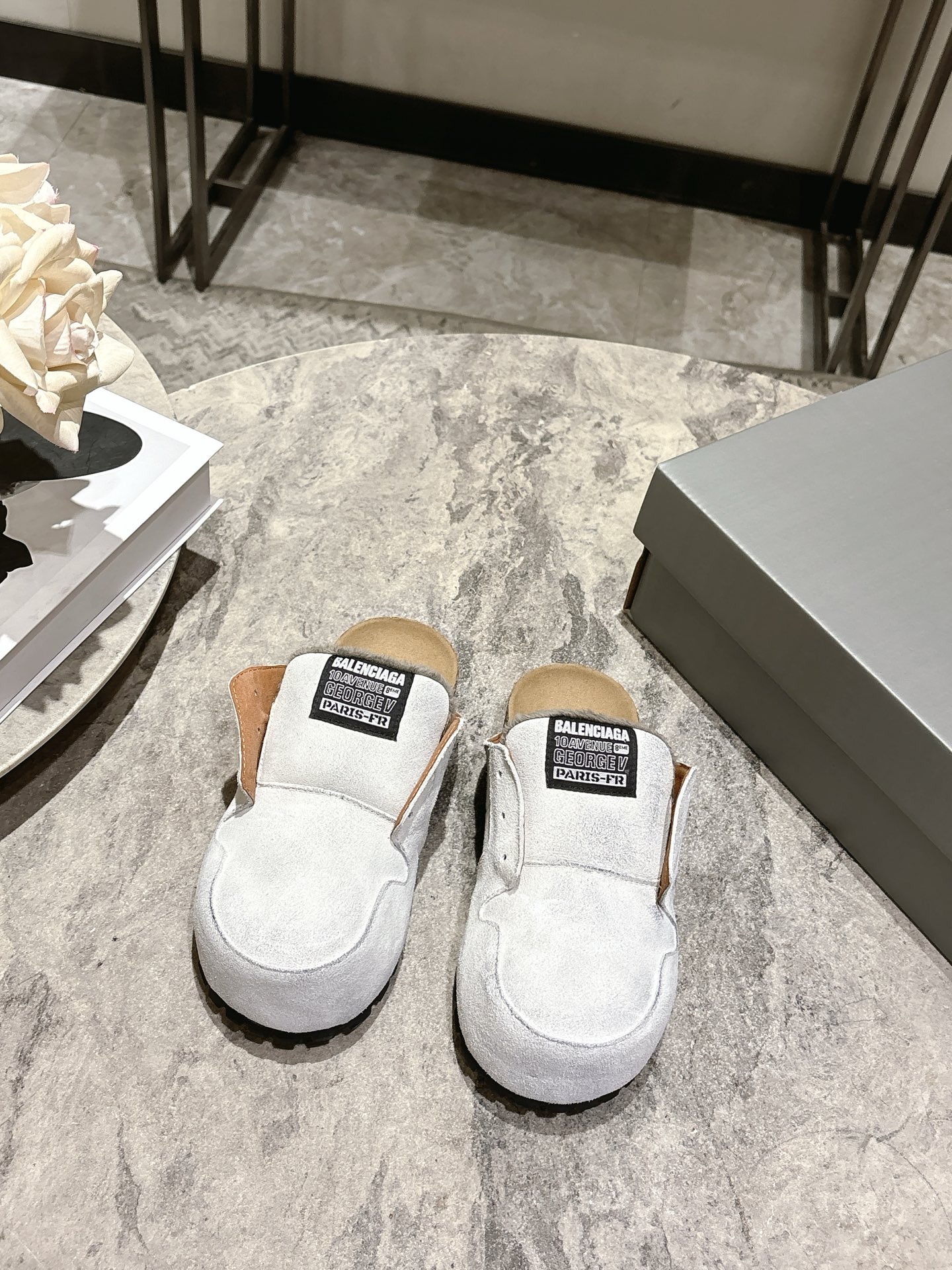 NO:651934,Balenciaga's 26 spring and summer launches retro lazy style breaded Birkenstock shoes and small round toe baguette half slippers. Balenciaga has made a new move. The 2026 spring series non-catwalk model 'Dumbo Mule' Mule shoes are officially unveiled, seizing the trend with its unique design!  This genderless series covers mules and boots, made of distressed suede, with white, black and khaki colors to suit a variety of styles. The round toe + oversized tongue has a retro and relaxed feel, the embroidered label on the tongue hides brand genes, and the cork insole is superimposed with a comfortable buff, which is full of fashion and practicality. Size: 35-39 (customized in 40), semi-slip fur shoes, balenciaga, balenciaga, boots, slippers19860909Balenciaga 巴黎世家26春夏开启复古慵懒风面包勃肯鞋 小圆头包头半拖鞋 Balenciaga 又搞新动作 2026 春季系列非走秀款「Dumbo Mule」穆勒鞋正式亮相,凭独特设计抢占潮流视野！ 这波无性别系列涵盖穆勒鞋与短靴,用做旧绒面革打造,白、黑、卡其色适配多元风格.圆形鞋头+超大鞋舌自带复古松弛感,鞋舌刺绣标签暗藏品牌基因,软木鞋垫叠加舒适buff,时髦与实穿性拉满. 码数:35-39码(40定做),半拖毛毛鞋,balenciaga,balenciaga,boots,slippers,Women's Shoes