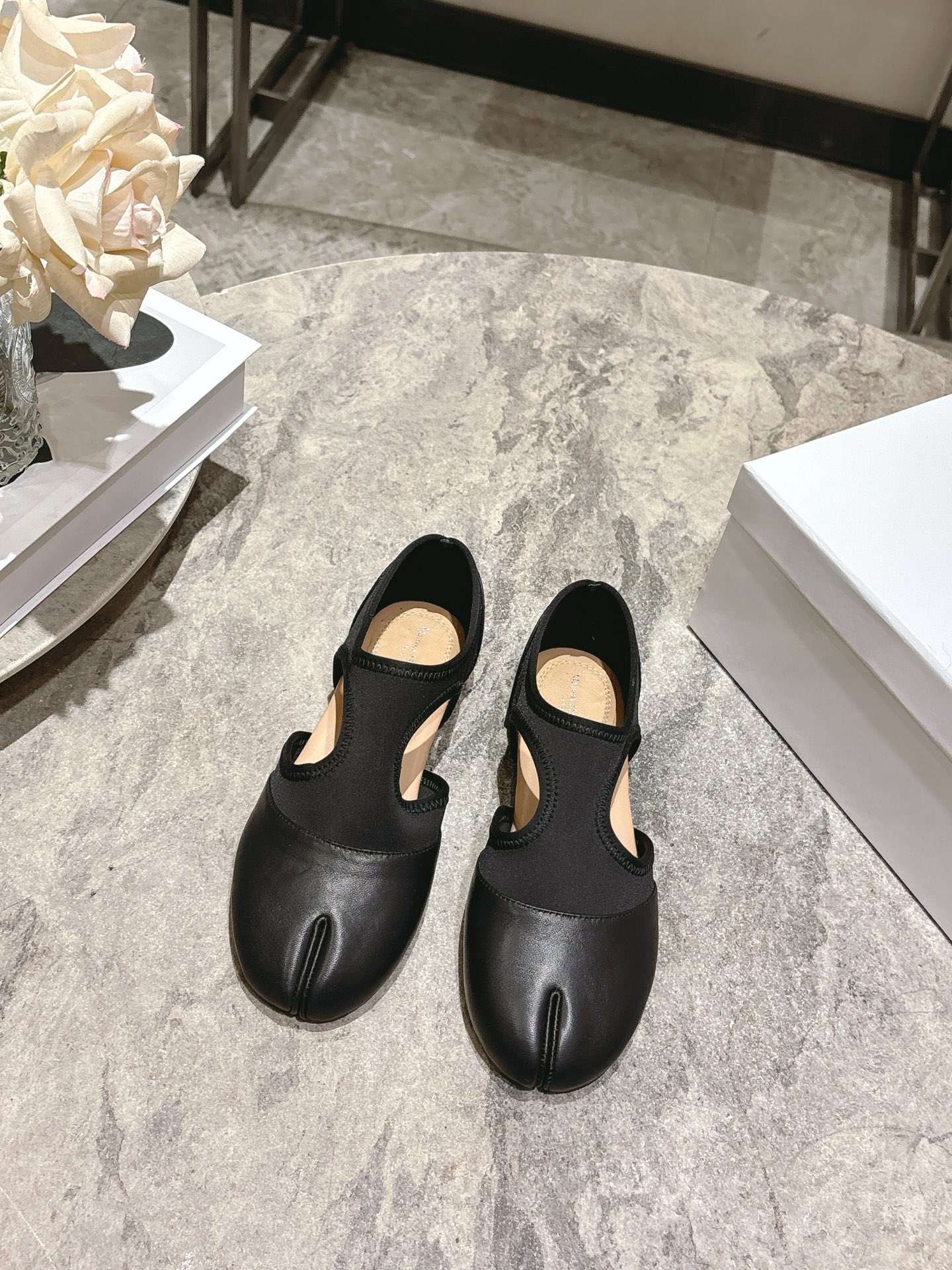 NO:651925,Maison Margiela Margiela 26SS new spring and summer Mary Jane ballet shoes, elastic fabric Tabi split-toe shoes, niche design shoes, French flat shoes, comfortable and versatile for the upper foot, casual and casual. Fabric: sheepskin Lycra, lining: flannel, sheepskin foot pads, Italian genuine leather soles, code size: 35-39 (40 custom made, non-refundable), sandals, masion margiela, sandals, mary jane, sheepskin19860909Maison Margiela 马吉拉26SS春夏新品玛丽珍芭蕾舞鞋 弹力布Tabi分趾鞋 小众设计鞋法式平底单鞋 上脚舒适百搭休闲 面料:羊皮莱卡布 内里:绒布 羊皮垫脚 意大利真皮底 码数:35-39码(40定做不退换),凉鞋,masion margiela,sandals,mary jane,sheepskin,Women's Shoes