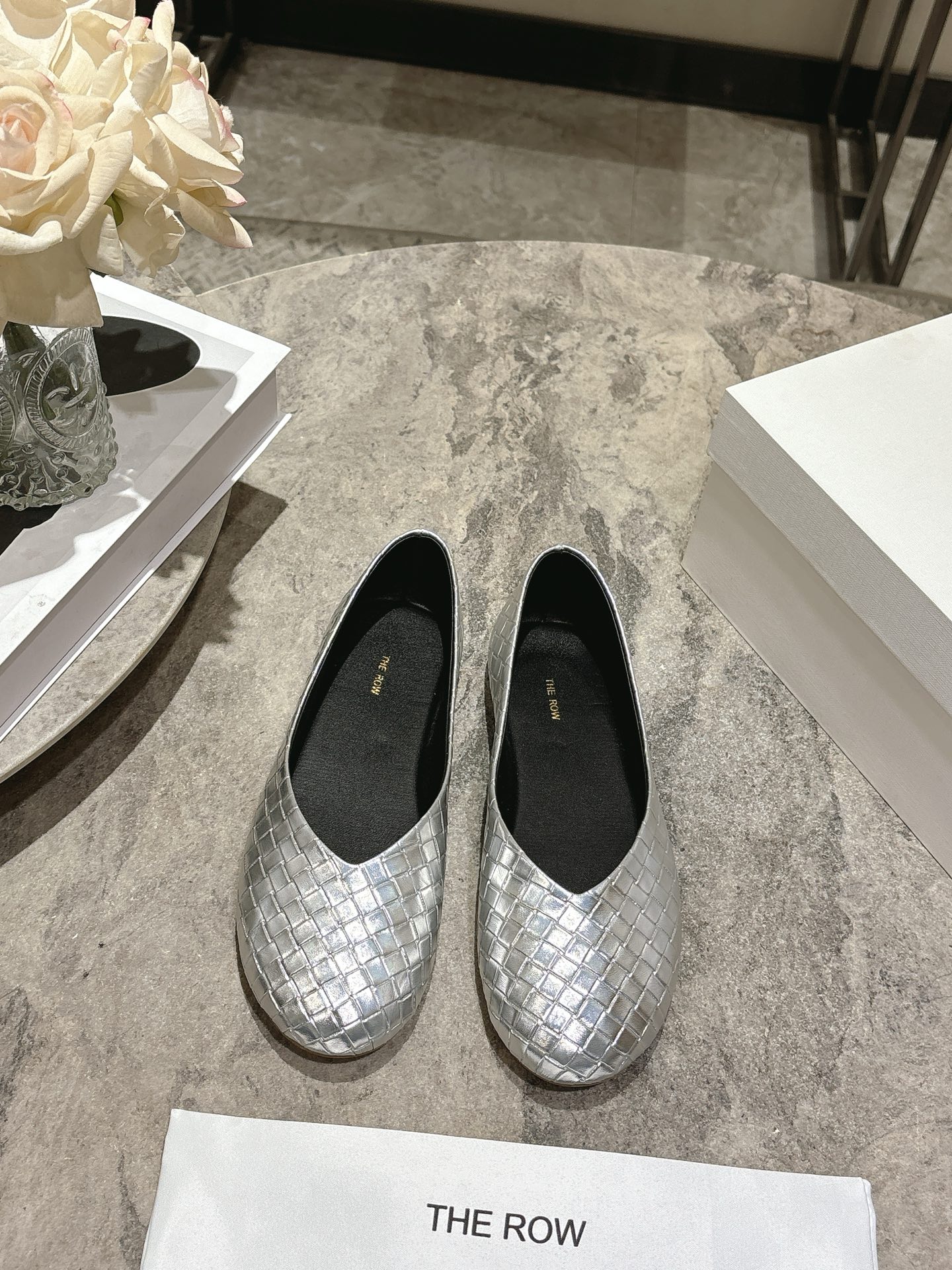 NO:651918,The row niche trendy brand 26ss early spring new ballet shoes, retro shoes, slip-on slip-on shoes, super soft and comfortable. The first pair of grandma shoes this year must be them. The golden beauty needs to be shared immediately. Super soft and waxy leather, not tired when walking, super comfortable with soft soles. Big square toe and super personality. Therow is full of old money style. Braided embossed cowhide, sheepskin foot lining, beef tendon rubber sole.  Size: 35-39 (40.41 customized), single shoes, cowhide, sheepskin19860909The row 小众潮牌 26ss早春新款 芭蕾舞鞋 复古单鞋 一脚蹬懒人鞋 超级柔软舒适 今年的第一双奶奶鞋非它莫属 金灿灿的美丽需要立马分享 超级软糯的皮子,暴走不累,软底的超级舒服 大方头超级个性 Therow风十足 老钱风满满 编制压纹牛皮 羊皮垫脚内里 牛筋橡胶底 码数:35-39（40.41 定制）,单鞋,cowhide,sheepskin,Women's Shoes