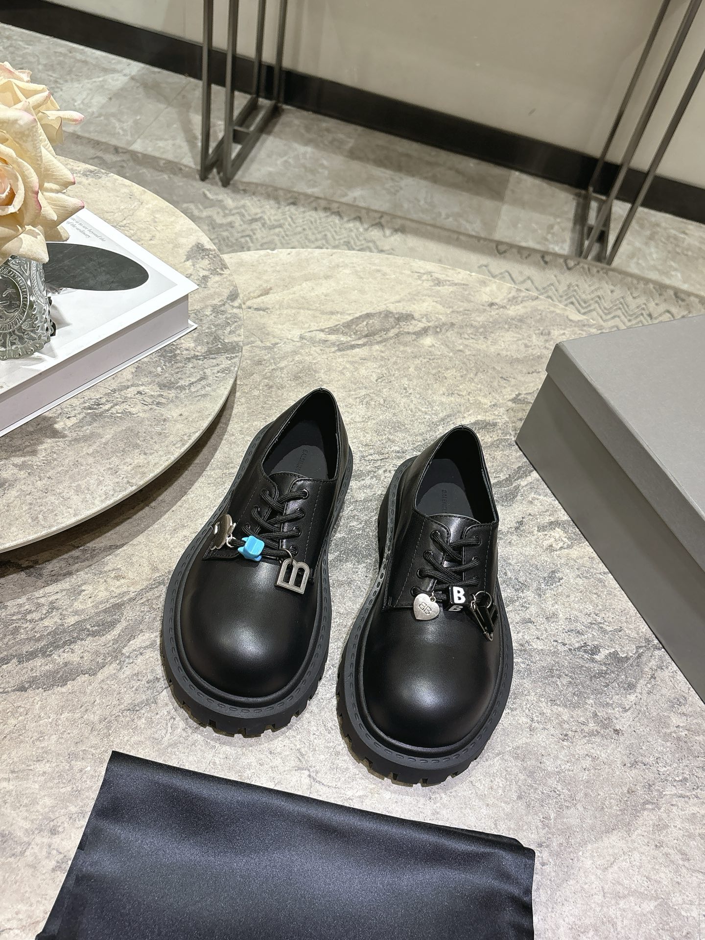 NO:669110,BALENCIAGA Balenciaga's new Stomper Derby big-toe derby shoes. This pair of shoes is simply a dark horse in this year's fashion circle. The exaggerated big-toe design makes people fall in love at first sight!  When I first saw it, I was attracted by the big B logo. It’s so recognizable!  Wear it, whether paired with skinny jeans or wide-leg pants, you can easily control it and look extremely fashionable!  The double B decorative buckle is made of pure copper hardware and is hand-inlaid. The fabric is original full-grain cowhide. The inner foot pad is water-dyed cowhide. The sole is original rubber outsole. Size 35-39 (customized for 40, non-refundable and non-exchangeable). Single shoes, balenciaga, balenciaga, tom ford, jeans, cowhide19860909BALENCIAGA 巴黎世家 新款 Stomper Derby 大头德比鞋 这双鞋简直是今年潮流圈的黑马,夸张的大头设计,让人一眼就爱上！ 第一眼看到它,就被那双大大的B字logo吸引了,太有辨识度了吧！ 穿上它,无论是搭配紧身牛仔裤还是阔腿裤,都能轻松驾驭,时尚感爆棚！ 双B装饰扣采用纯铜五金手工镶嵌制作 面料原版全粒面牛皮 内里垫脚水染牛皮 鞋底原版橡胶大底 码数35-39（40定做不退不换）,单鞋,balenciaga,balenciaga,tom ford,jeans,cowhide,Women's Shoes