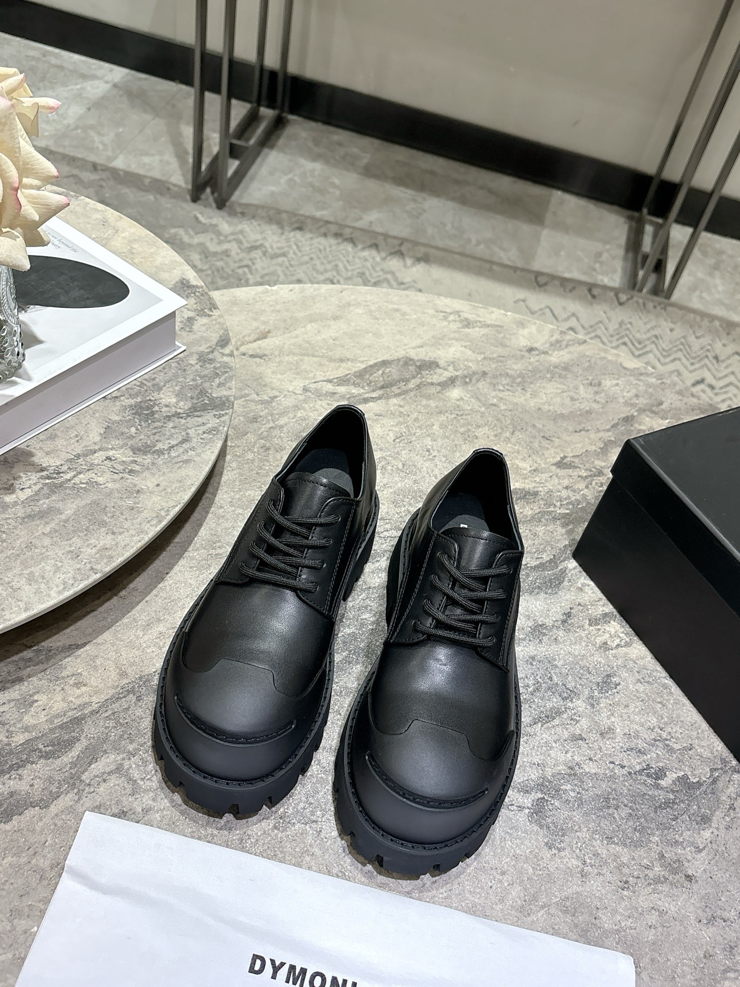 NO:669094,DYMONLATRY niche trendy brand 25ss new autumn and winter single shoes with heightening platform shoes and casual shoes 'Bastion' 25 autumn and winter series reshape the classic lace-up derby shoes with functional craft outsole, injecting a romantic charm into the laziness, Zhao Lusi Yamy's original model opening details are in place. The fabric is made of original imported cowhide/suede, and the inner lining is cowhide. The outsole is the original customized rubber TPU stitching combination outsole.  Size 35-40 (40 is custom-made and non-refundable), single shoes, cowhide, chamois leather19860909DYMONLATRY 小众潮牌 25ss秋冬新款单鞋增高厚底鞋休闲鞋 “Bastion堡垒”25秋冬系列以机能工艺大底重塑经典系带德比单鞋,慵懒中注入浪漫韵味,赵露思 yamy同款上脚原版开模细节到位 面料采用原版进口牛皮/麂皮 内里垫脚牛皮 大底原版定制橡胶tpu车线组合大底 码数35-40（40定做不退换）,单鞋,cowhide,chamois leather,Women's Shoes